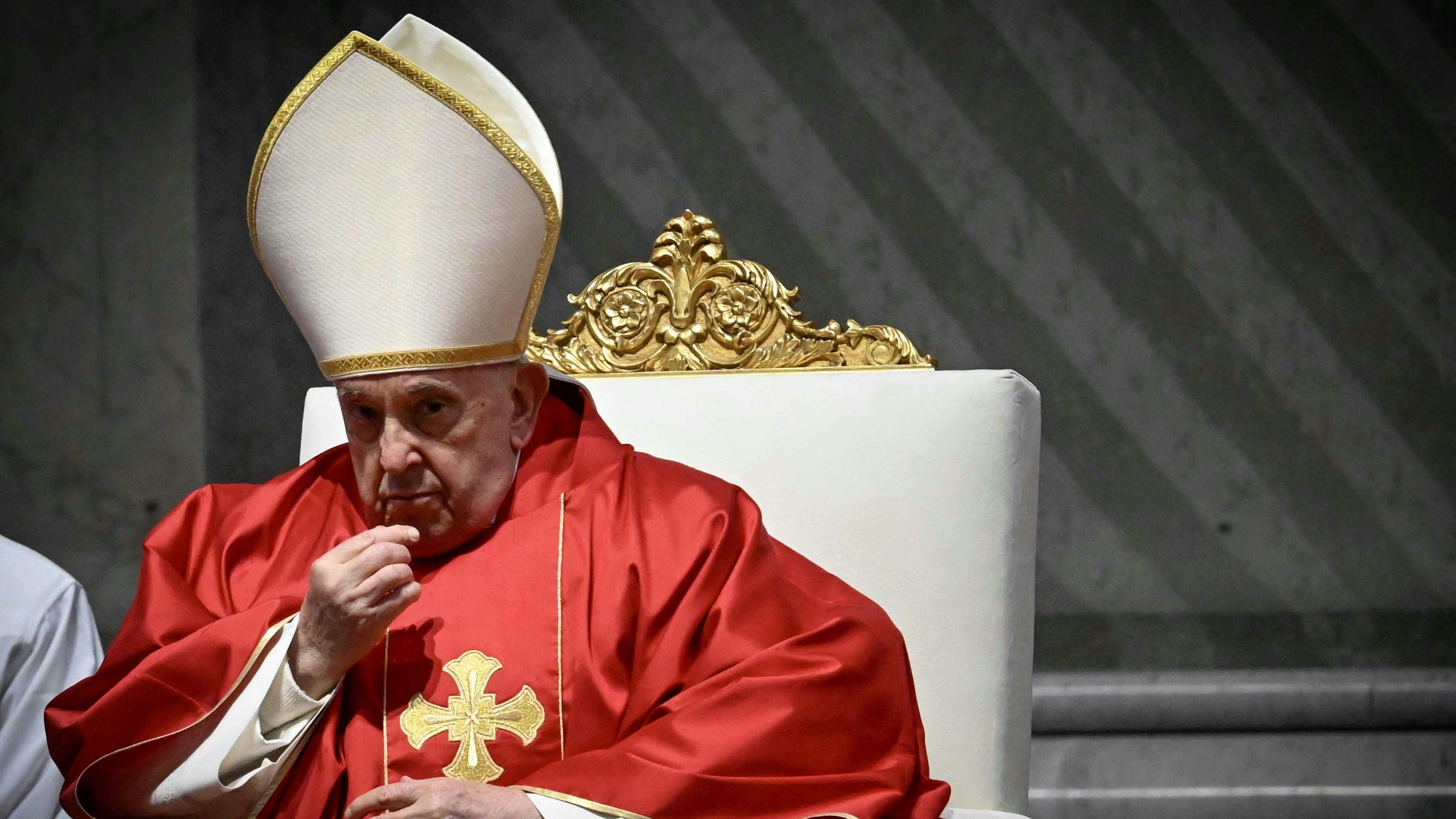 Download von www.picturedesk.com am 30.03.2024 (14:24).  TOPSHOT - Pope Francis presides the Passion of the Lord mass on Good Friday as part of the Holy Week celebrations, at St Peter's Basilica in the Vatican on March 29, 2024. (Photo by Filippo MONTEFORTE / AFP) - 20240329_PD5435 - Rechteinfo: Rights Managed (RM) Nur für redaktionelle Nutzung! Werbliche Nutzung erfordert Freigabe: bitte schicken Sie uns eine Anfrage.