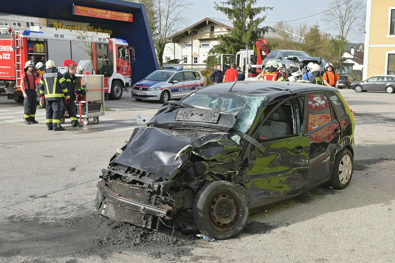 Spektakulärer Unfall am Samstag im Stadtgebiet von Mattighofen! Ein Audi-Lenker ist aus bisher ungeklärter Ursache in eine Bistro-Box gekracht.