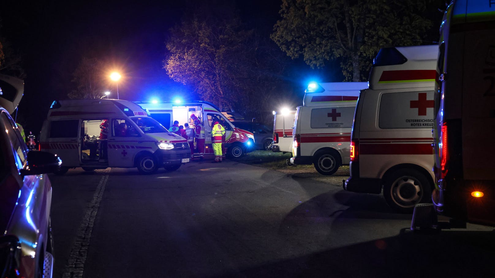 Ein Großeinsatz der Rettungskräfte lief in der Nacht auf Samstag an der Donau, nachdem ein Kreuzfahrtschiff bei Aschach an der Donau (Bezirk Eferding) offenbar den Schleusenbereich gerammt hat.