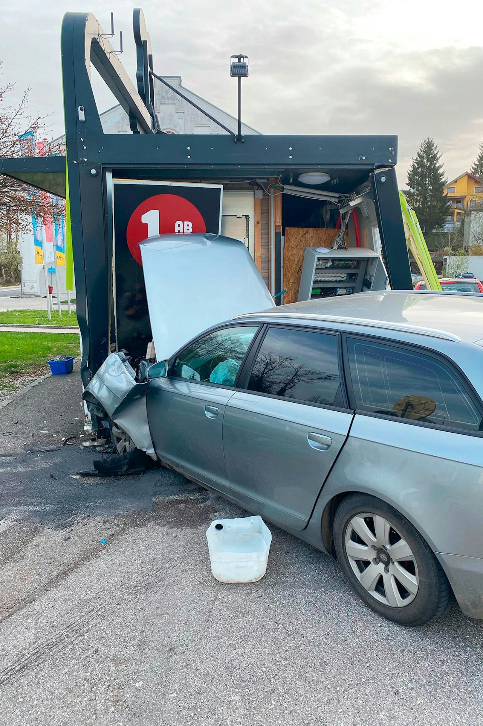 Spektakulärer Unfall am Samstag im Stadtgebiet von Mattighofen! Ein Audi-Lenker ist aus bisher ungeklärter Ursache in eine Bistro-Box gekracht.