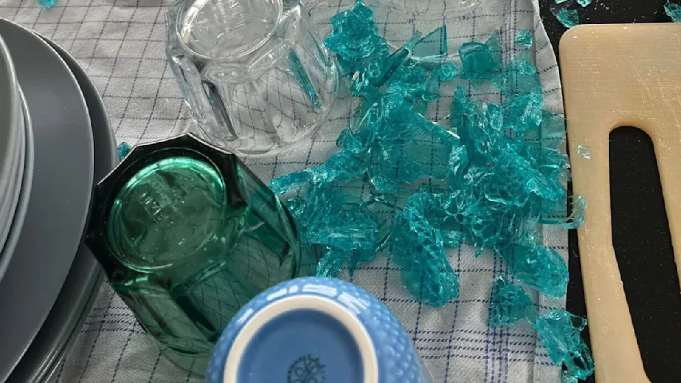 Überall Scherben: Bei einem Dänen explodierte ein Ikea-Glas in der Küche.