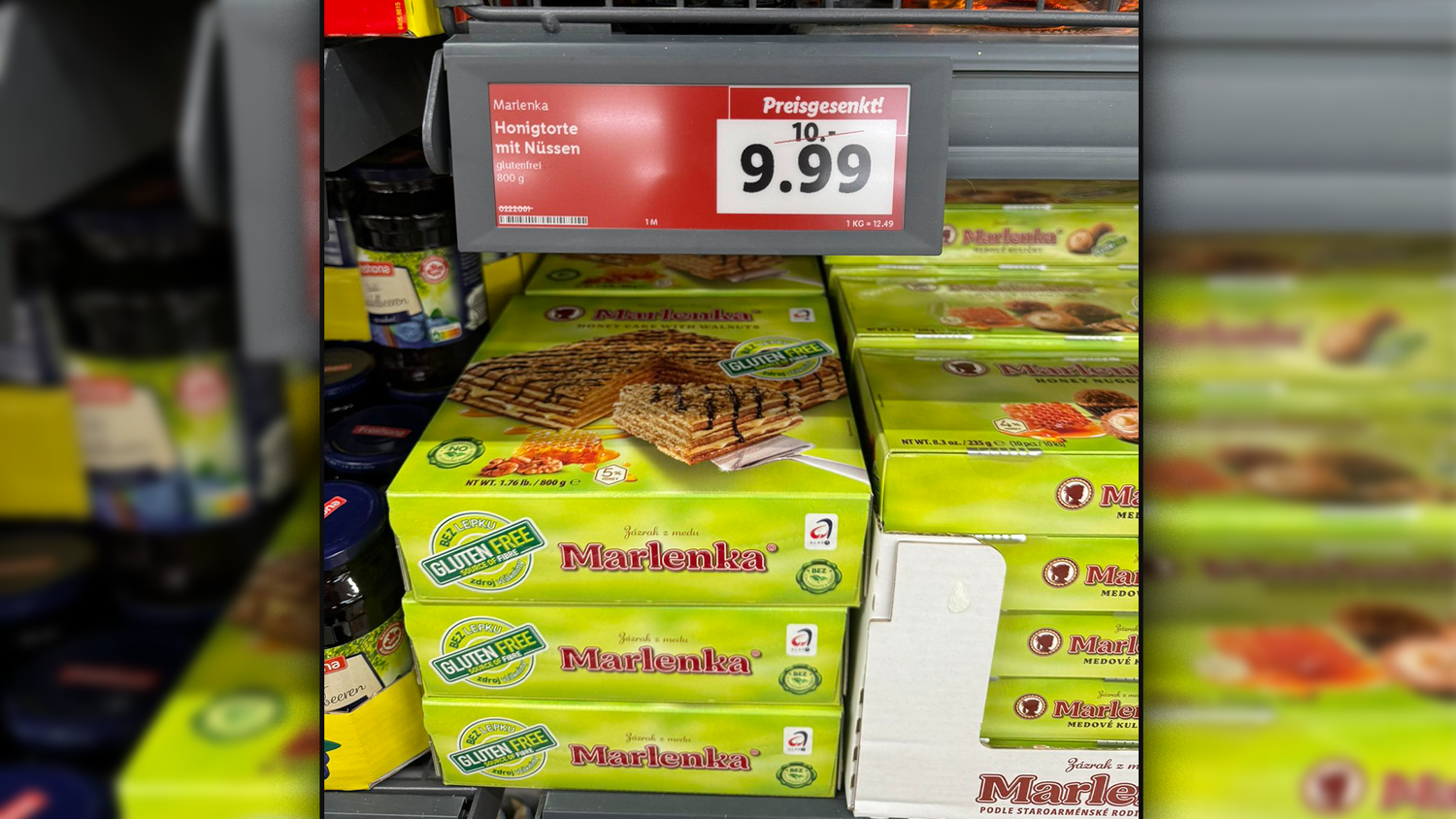 Ein Wiener Pärchen musste bei diesem Anblick schmunzeln. Die Honigtorte wurde im Diskonter um einen Cent reduziert.