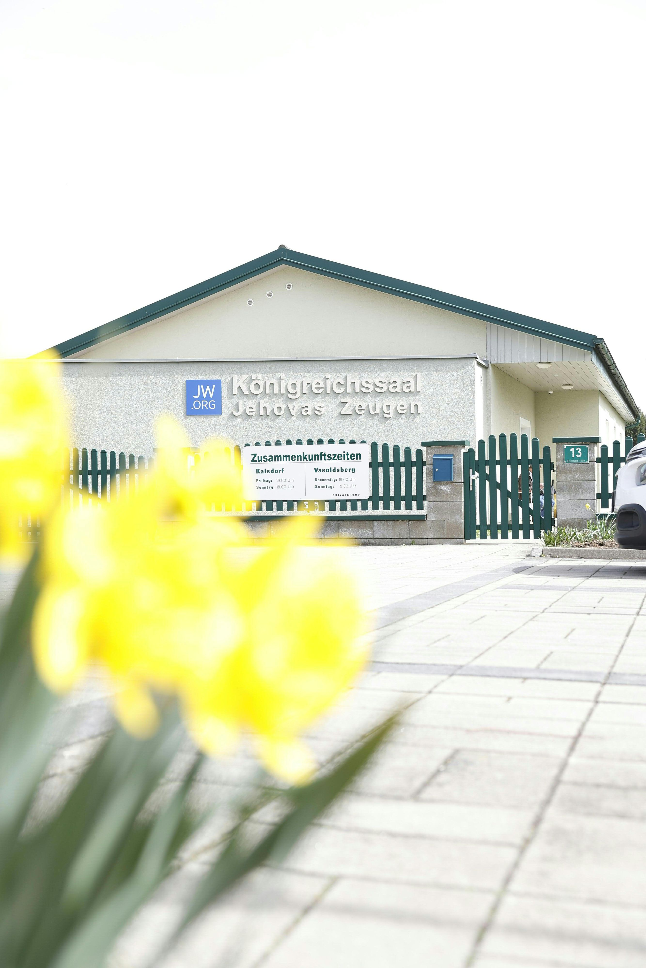 Bei den Zeugen Jehovas in Kalsdorf südlich von Graz ist ein verdächtiges Paket im Eingangsbereich abgelegt worden.