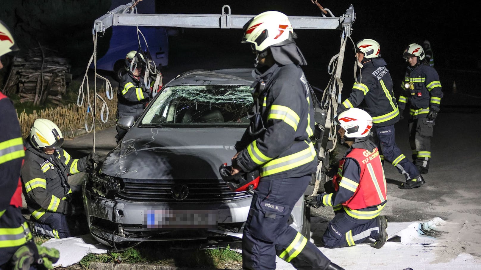 In Altmünster (Bezirk Gmunden) ist in der Nacht auf den Ostersonntag ein Auto auf der L544 Großalmstraße von der Straße abgekommen und in der Rinne des Grabenbach-Zubringers gelandet.