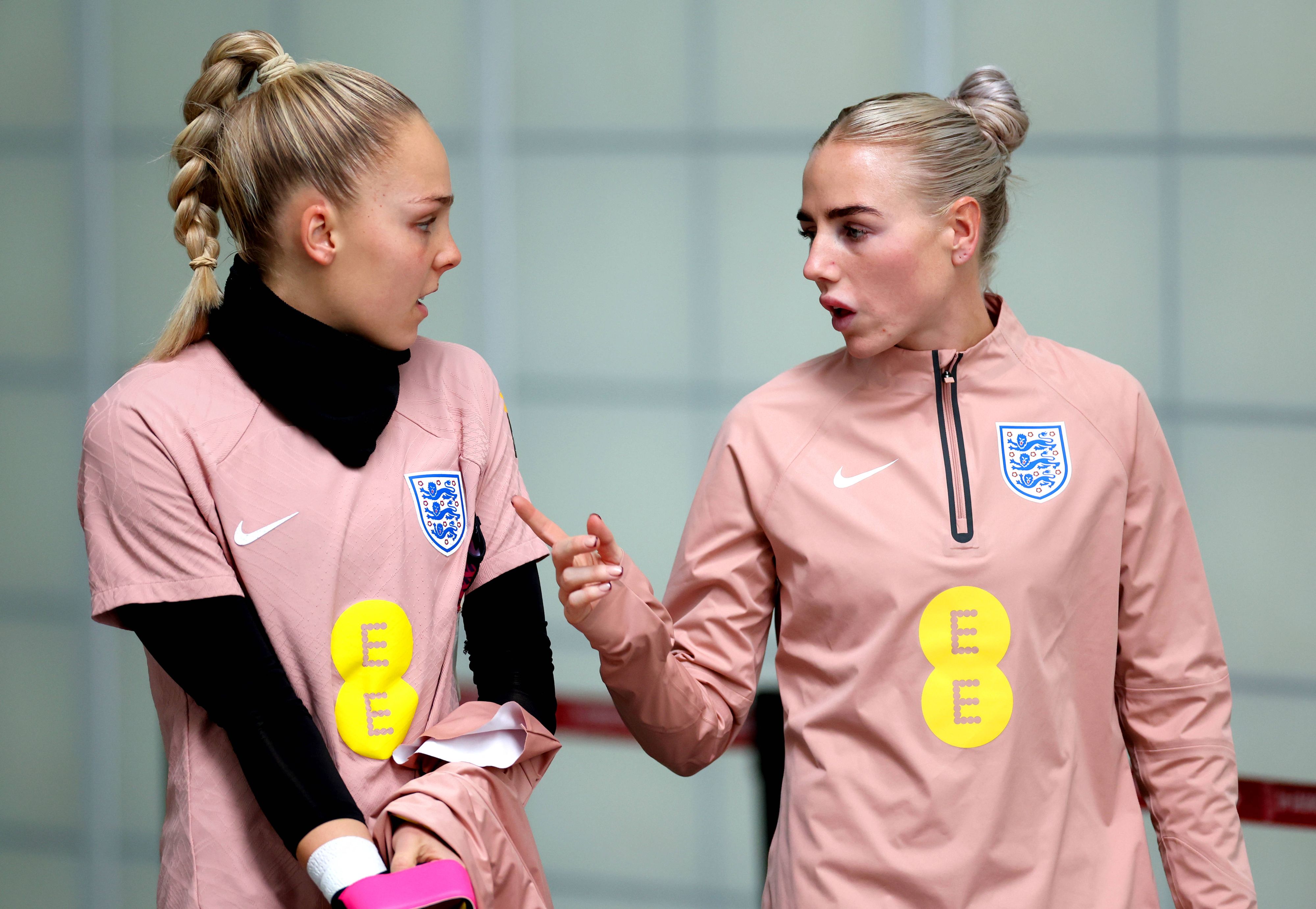 Ellie Roebuck (l.) mit England-Kollegin Alex Greenwood.