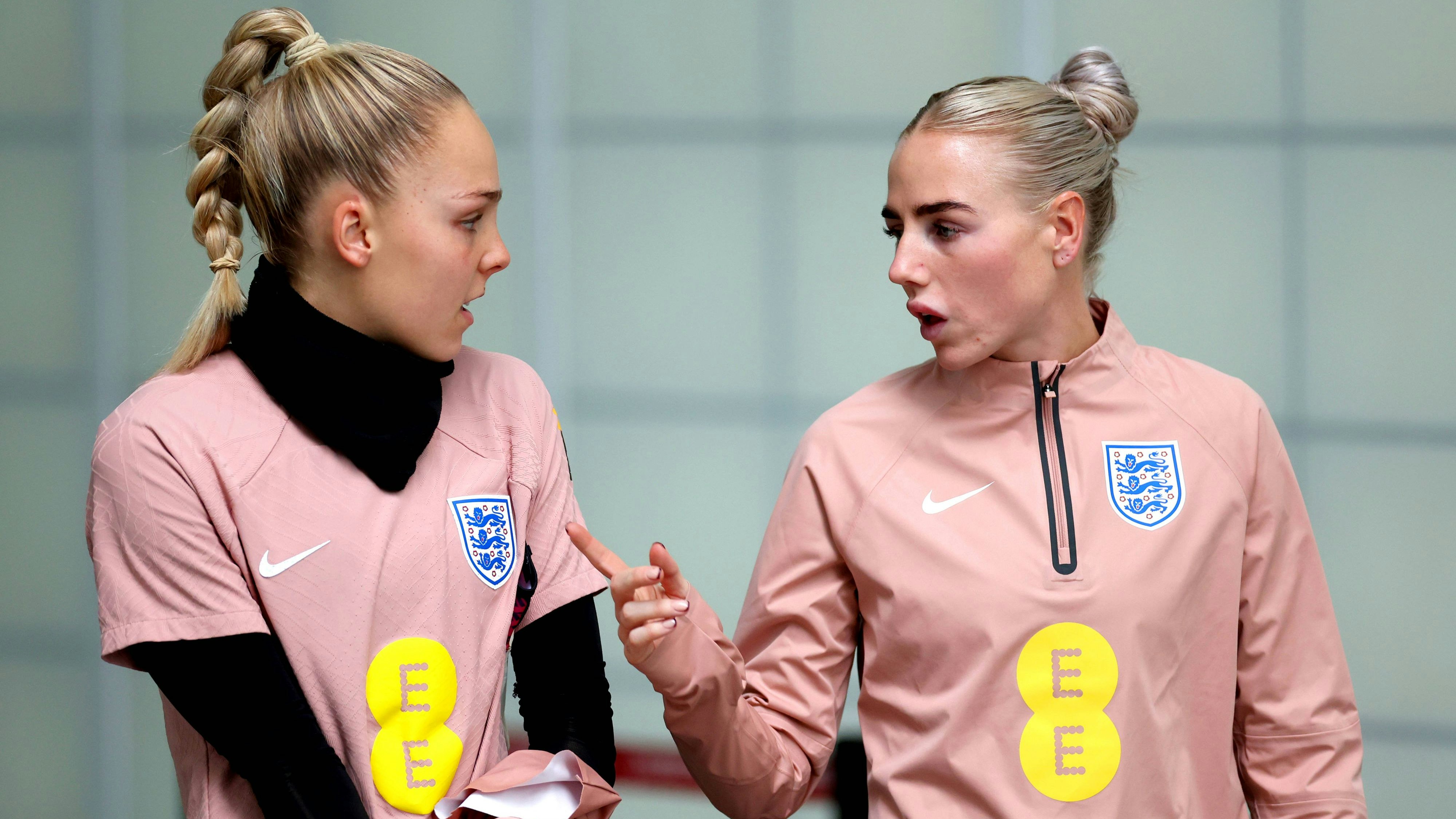 Ellie Roebuck (l.) mit England-Kollegin Alex Greenwood.