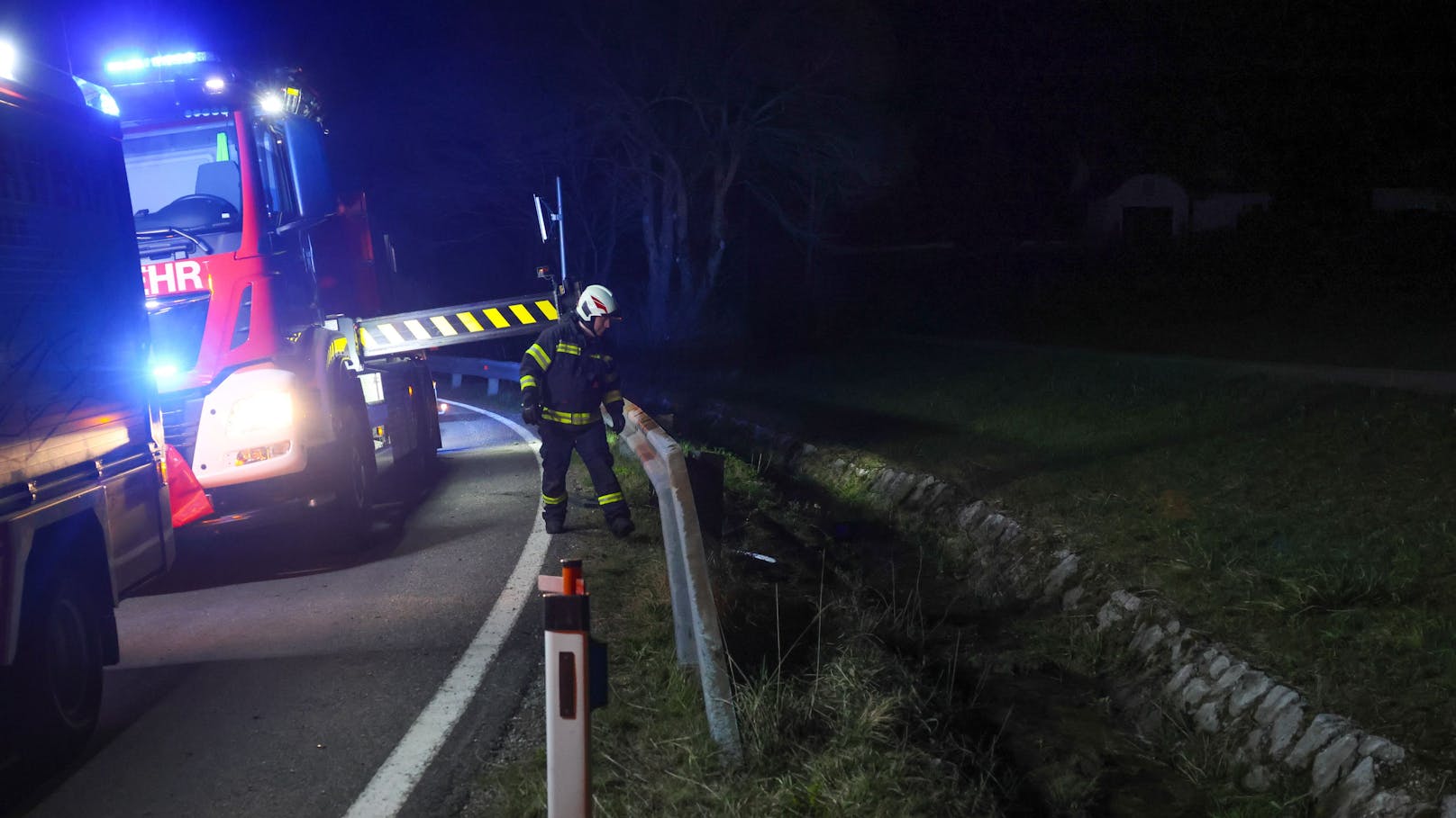 In Altmünster (Bezirk Gmunden) ist in der Nacht auf den Ostersonntag ein Auto auf der L544 Großalmstraße von der Straße abgekommen und in der Rinne des Grabenbach-Zubringers gelandet.