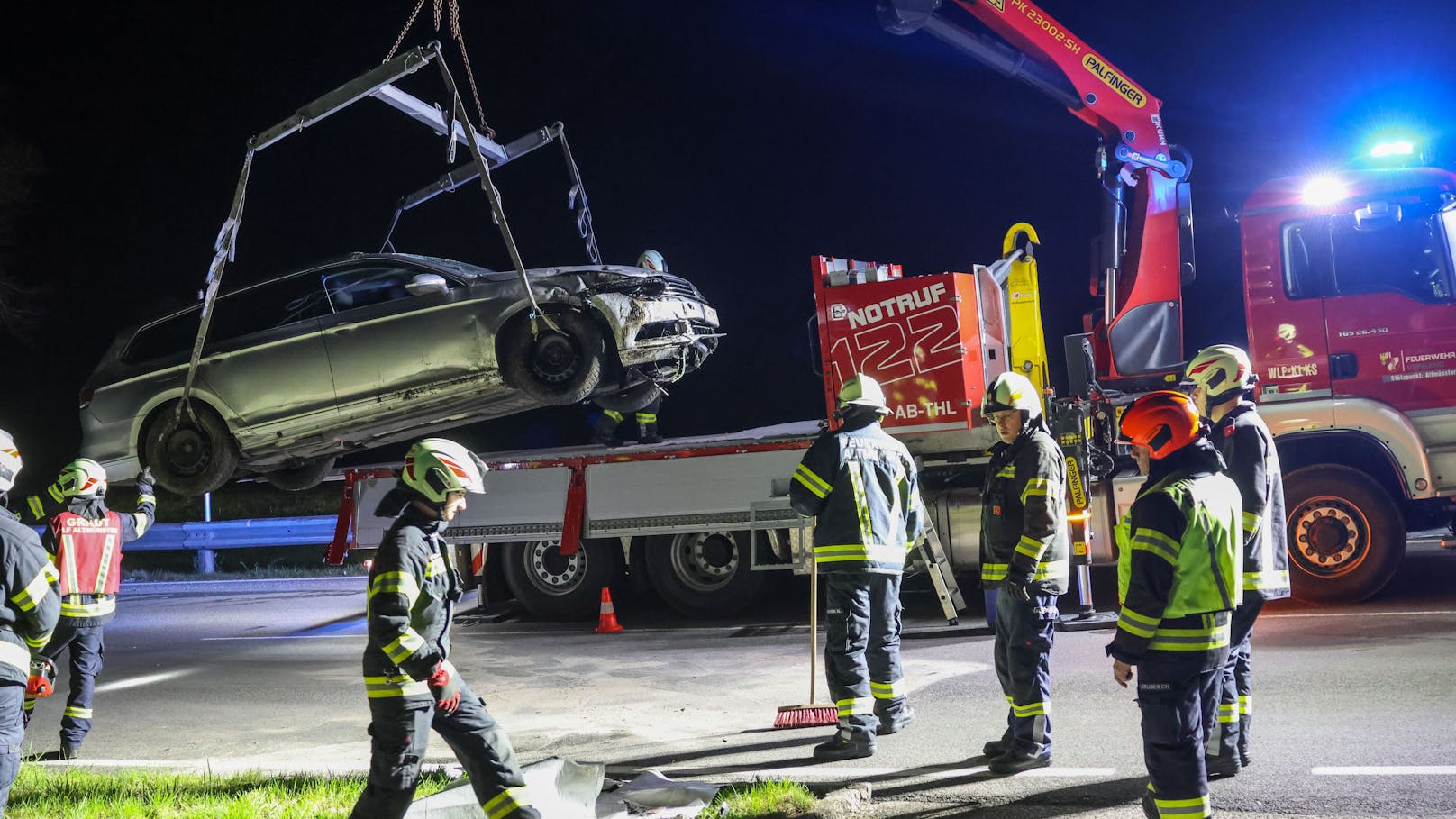 In Altmünster (Bezirk Gmunden) ist in der Nacht auf den Ostersonntag ein Auto auf der L544 Großalmstraße von der Straße abgekommen und in der Rinne des Grabenbach-Zubringers gelandet.