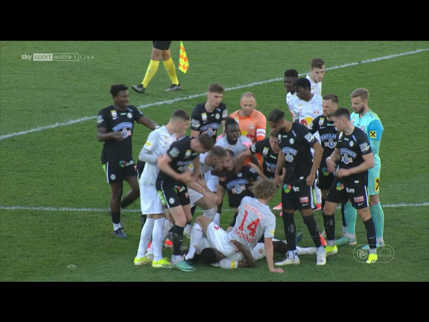 Solet würgt Gorenc Stankovic (Bildmitte).