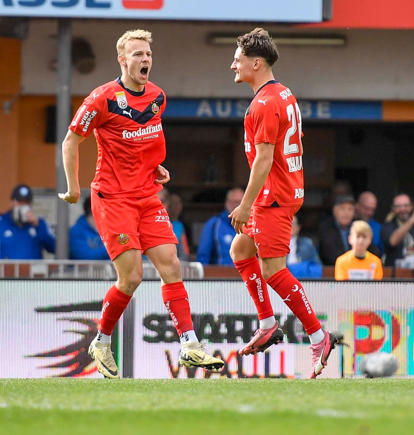 Marco Grüll jubelt über das 1:0.