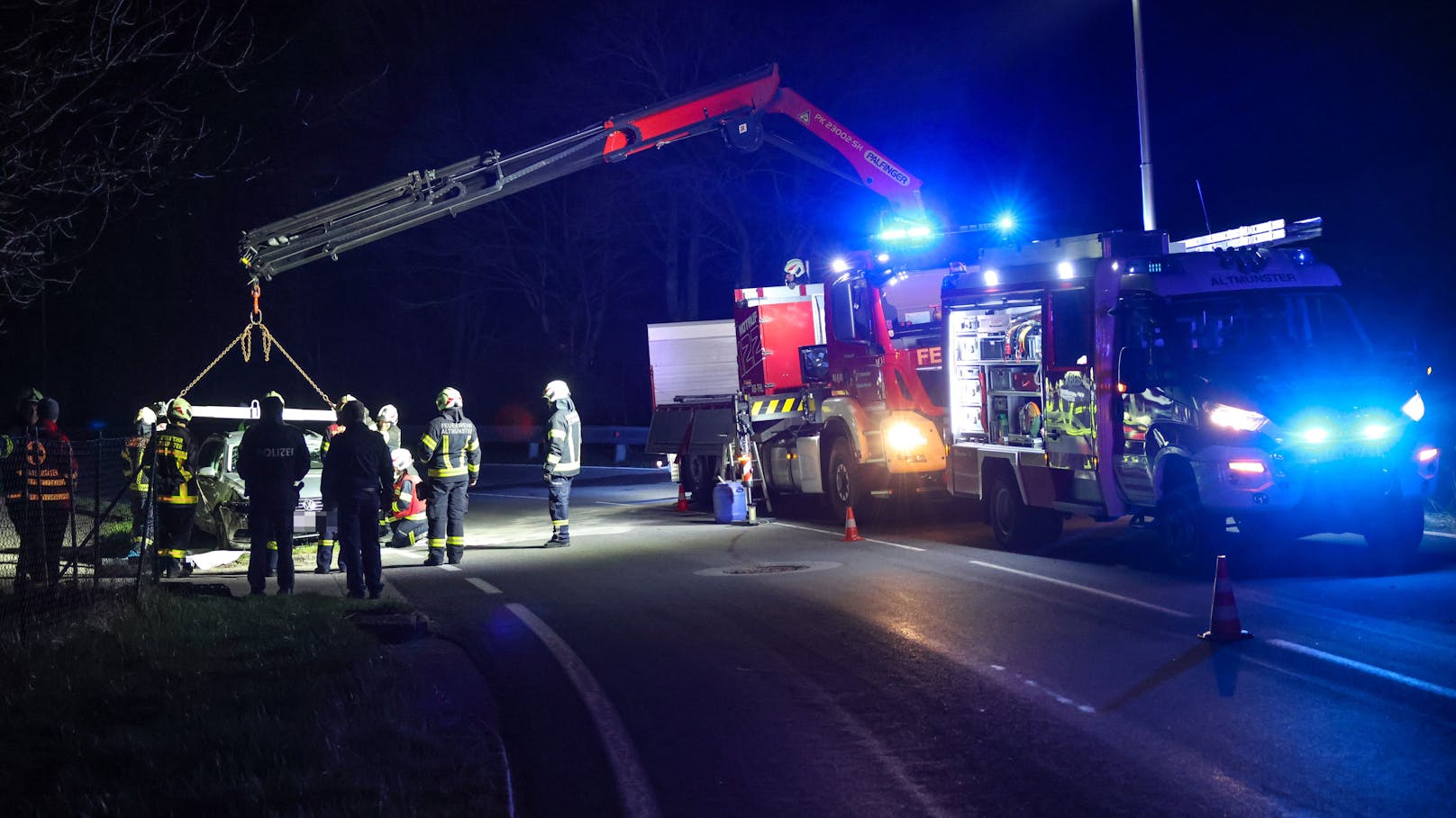 In Altmünster (Bezirk Gmunden) ist in der Nacht auf den Ostersonntag ein Auto auf der L544 Großalmstraße von der Straße abgekommen und in der Rinne des Grabenbach-Zubringers gelandet.