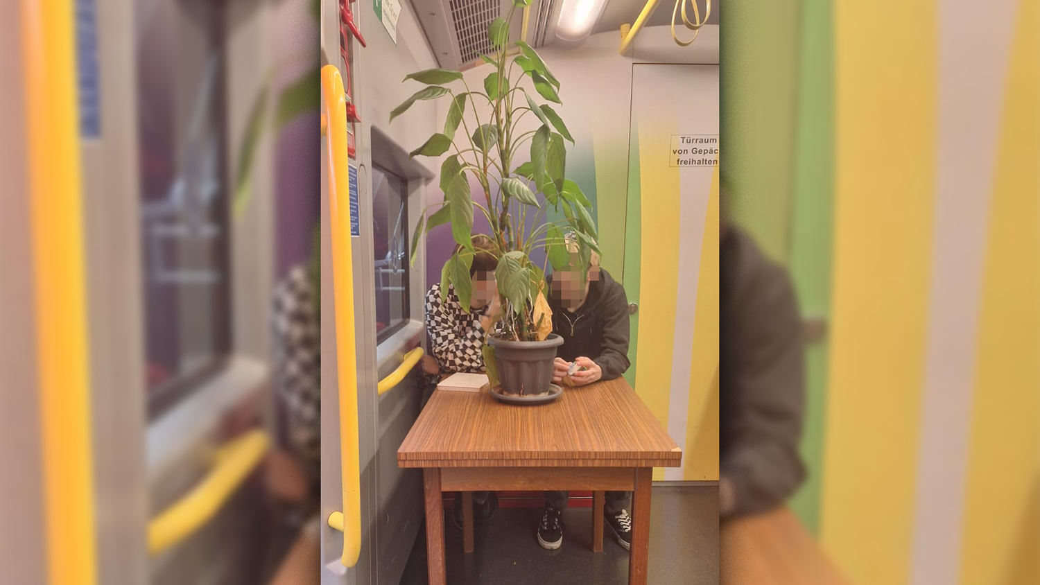 Dieses Pärchen sorgte für Aufsehen in der U-Bahn. Die beiden machten es sich sichtlich gemütlich.