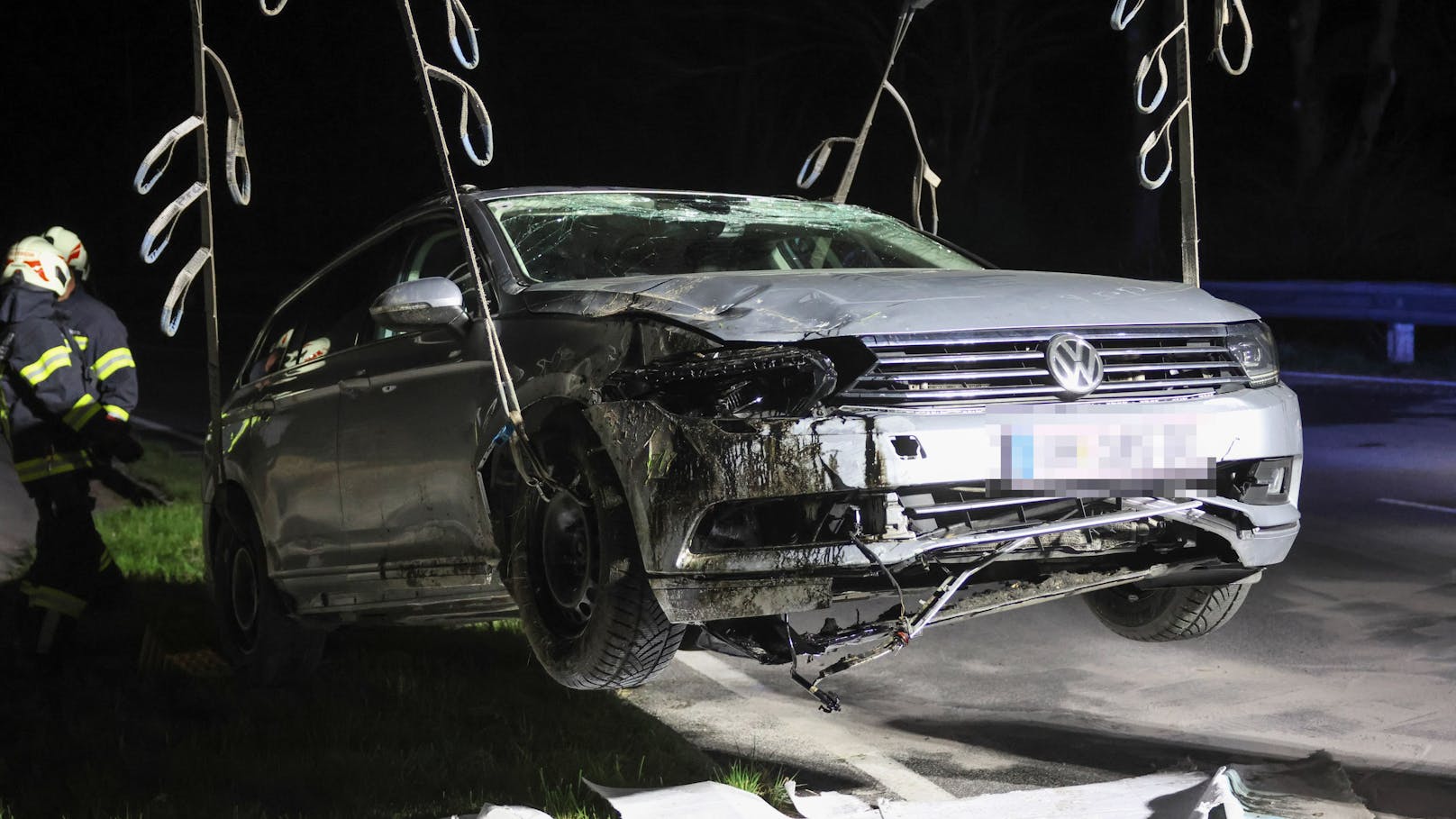 VW-Lenker baut Crash zu Ostern – Straße gesperrt