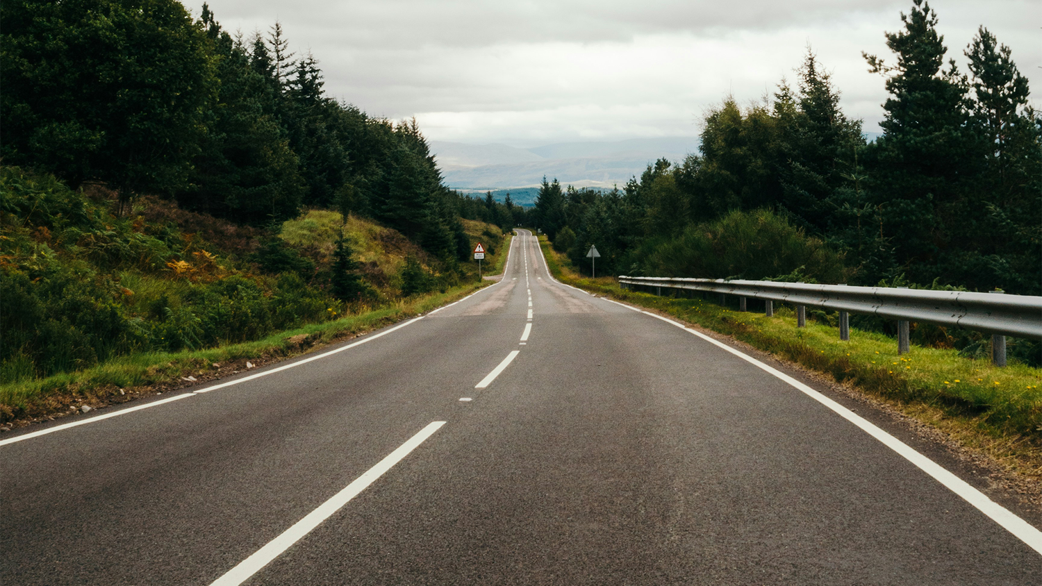 Weil ein Mann den Fahrstreifen wechselte, wurde er von einem Insassen des hinteren Fahrzeuges mit dem Messer bedroht.