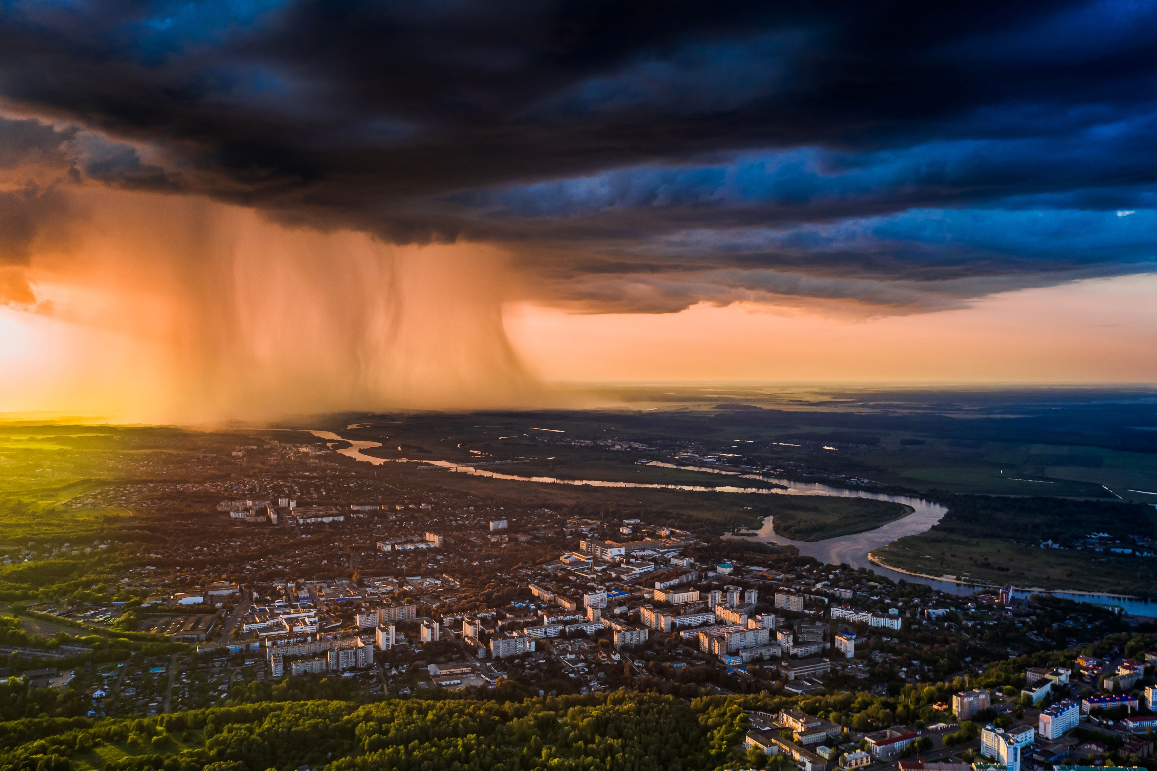 In den kommenden Stunden ist mit Starkregen, Gewittern und auch enormer Hitze zu rechnen.