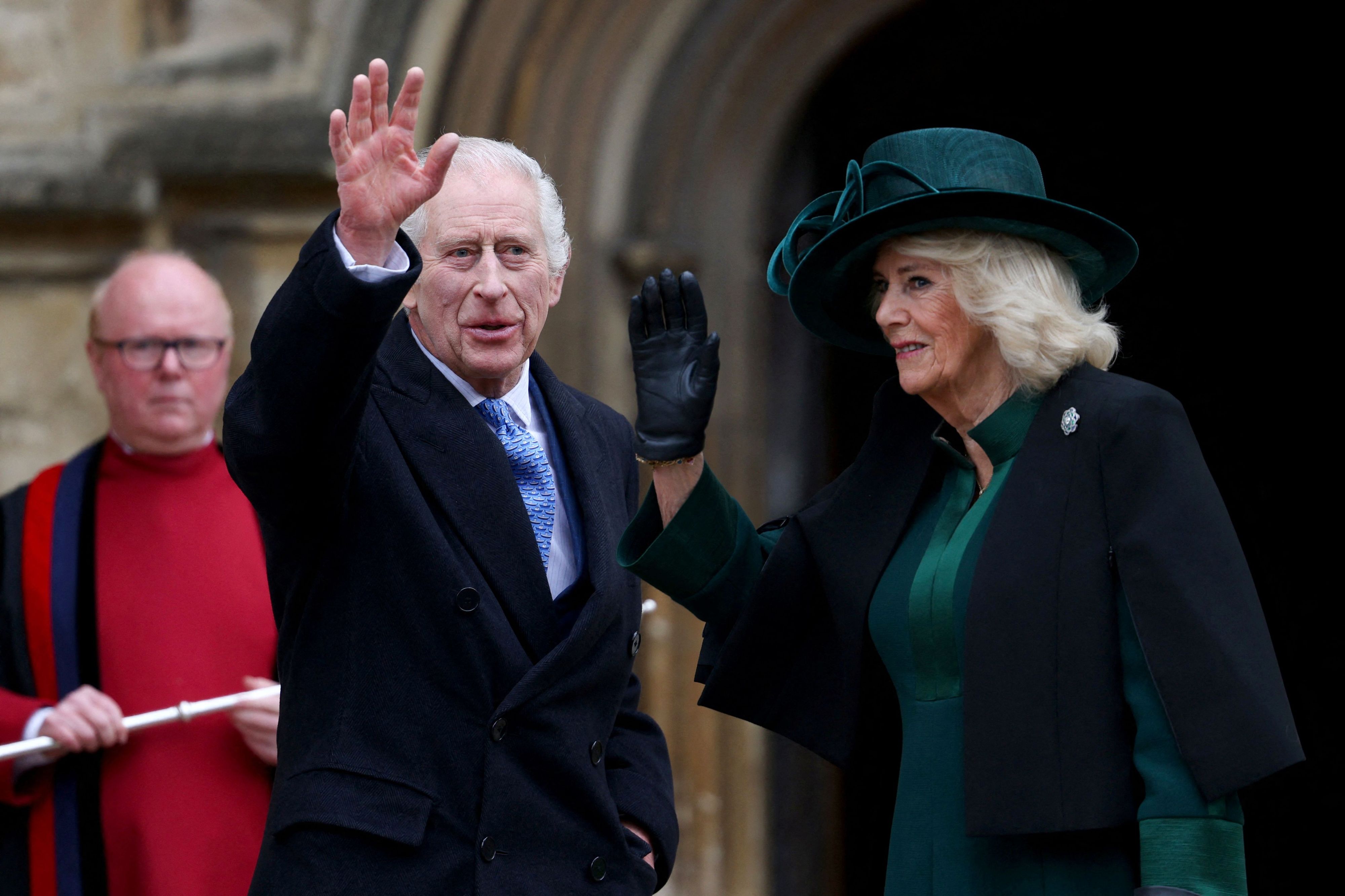 König Charles und Königin Camilla zeigten sich gut gelaunt vor dem Ostergottesdienst in der St.-George’s-Kapelle in Windsor.