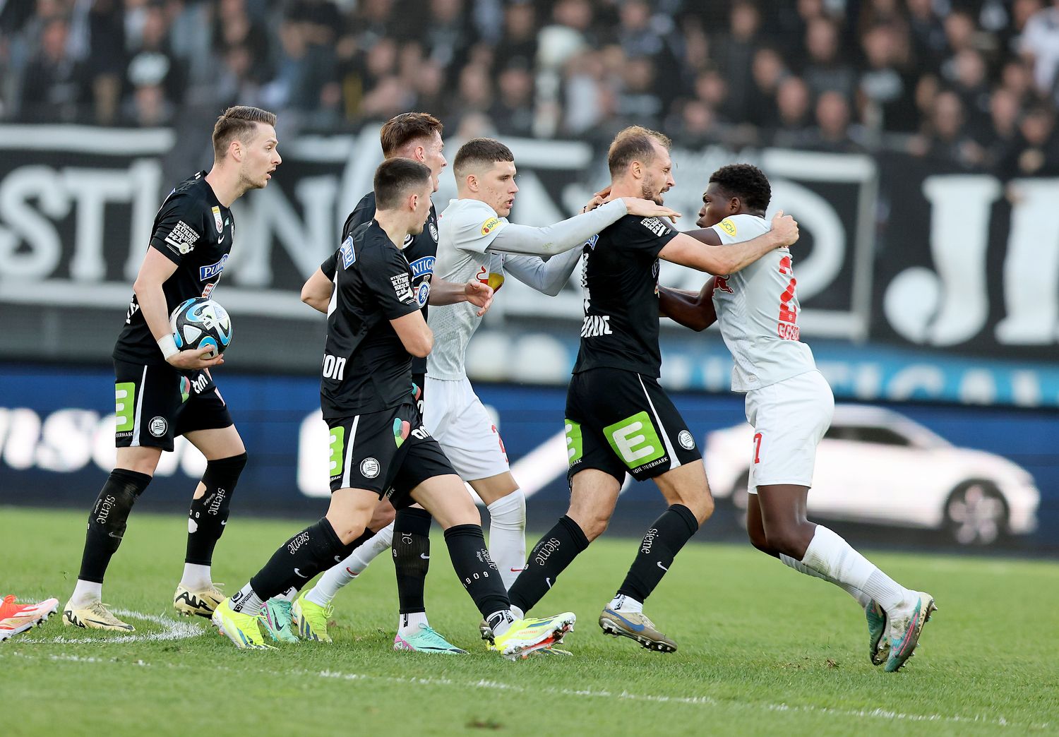 Gorenc Stankovic bei seiner Tätlichkeit gegen Gourna-Douath.