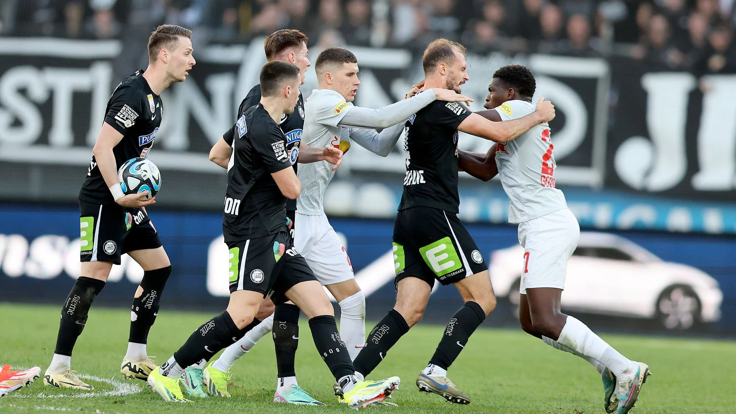 Gorenc Stankovic bei seiner Tätlichkeit gegen Gourna-Douath.