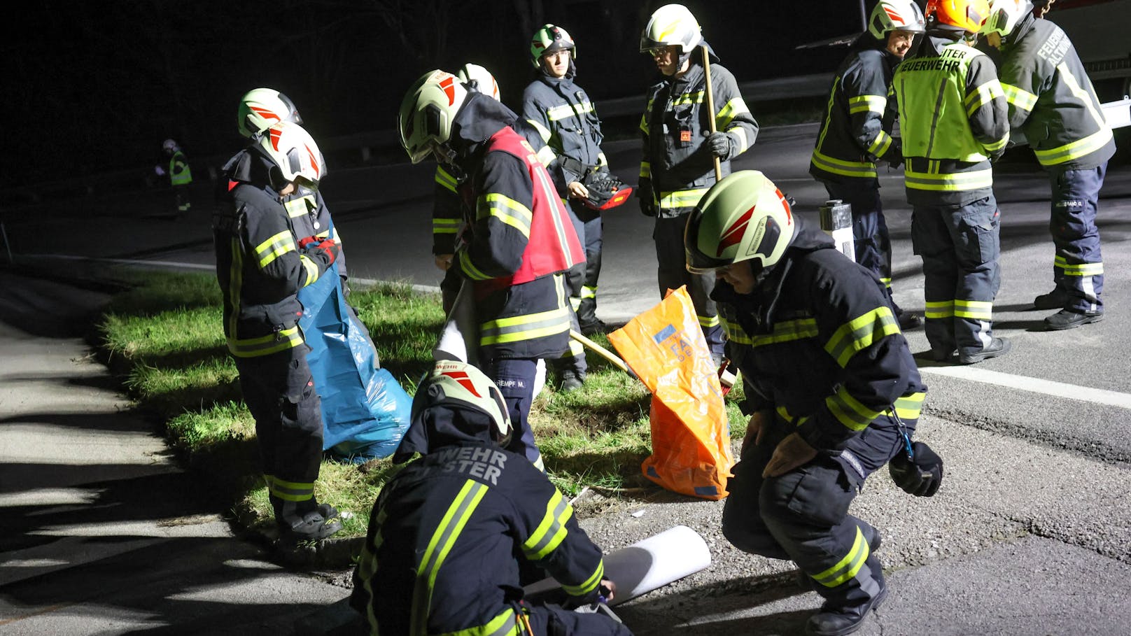 In Altmünster (Bezirk Gmunden) ist in der Nacht auf den Ostersonntag ein Auto auf der L544 Großalmstraße von der Straße abgekommen und in der Rinne des Grabenbach-Zubringers gelandet.