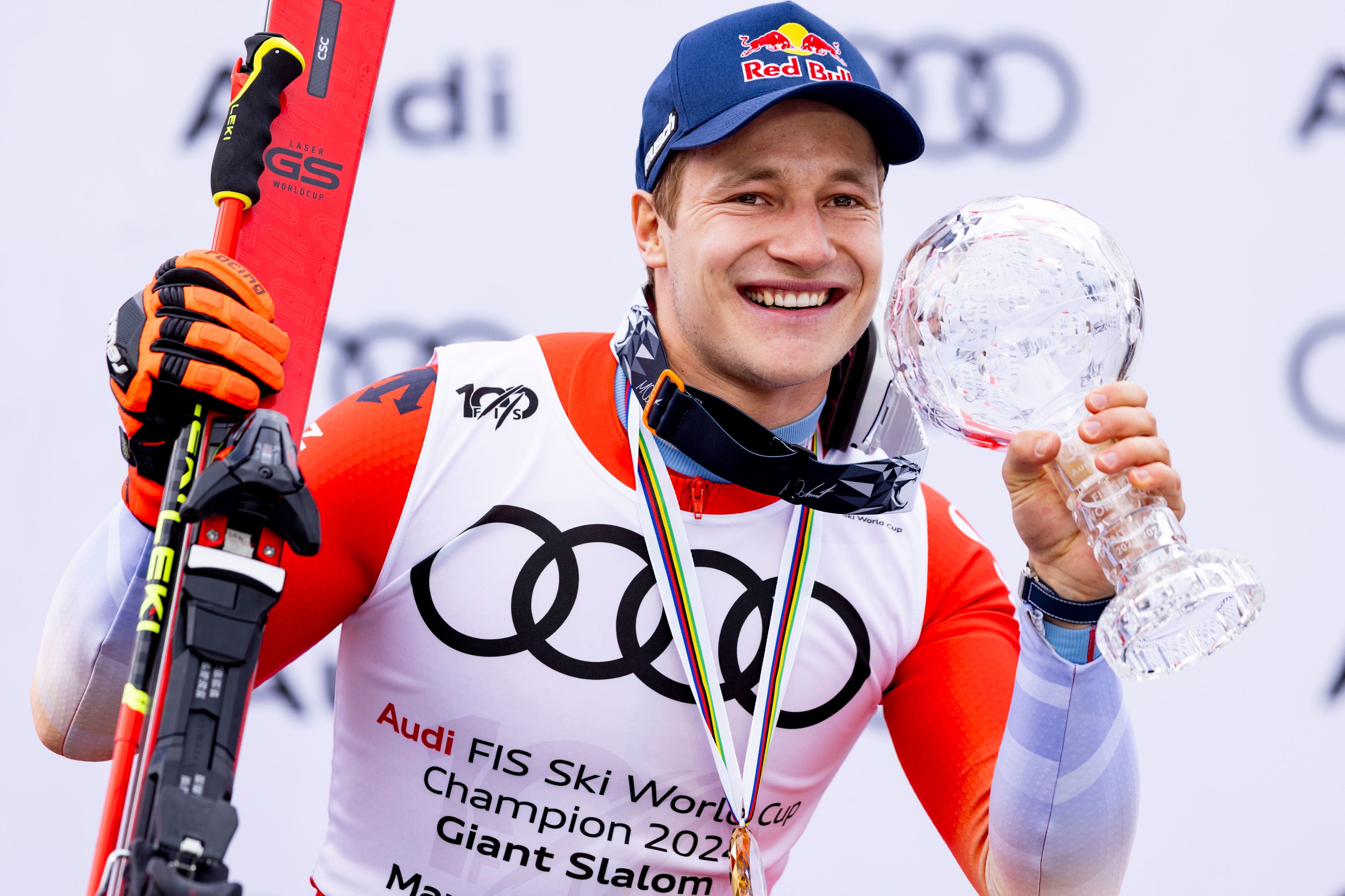 Marco Odermatt mit der Riesentorlauf-Kugel