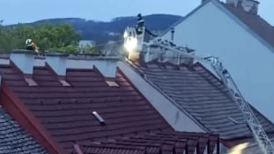 Die Feuerwehr sperrte die ganze Straße ab.