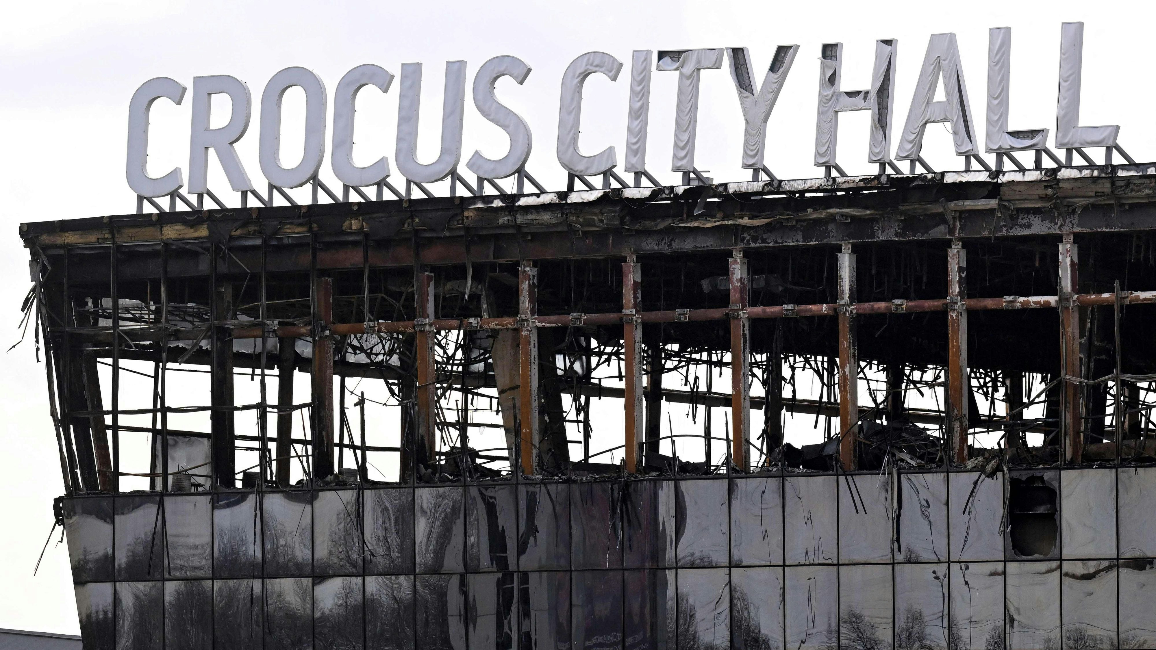 Download von www.picturedesk.com am 01.04.2024 (18:18).  A view shows the burnt-out Crocus City Hall concert venue in Krasnogorsk, outside Moscow, on March 26, 2024. At least 139 people were killed when gunmen in camouflage stormed Crocus City Hall, shooting spectators before setting the building on fire in the most fatal attack in Europe to have been claimed by Islamic State jihadists. (Photo by NATALIA KOLESNIKOVA / AFP) - 20240326_PD5103 - Rechteinfo: Rights Managed (RM) Nur für redaktionelle Nutzung! Werbliche Nutzung erfordert Freigabe: bitte schicken Sie uns eine Anfrage.
