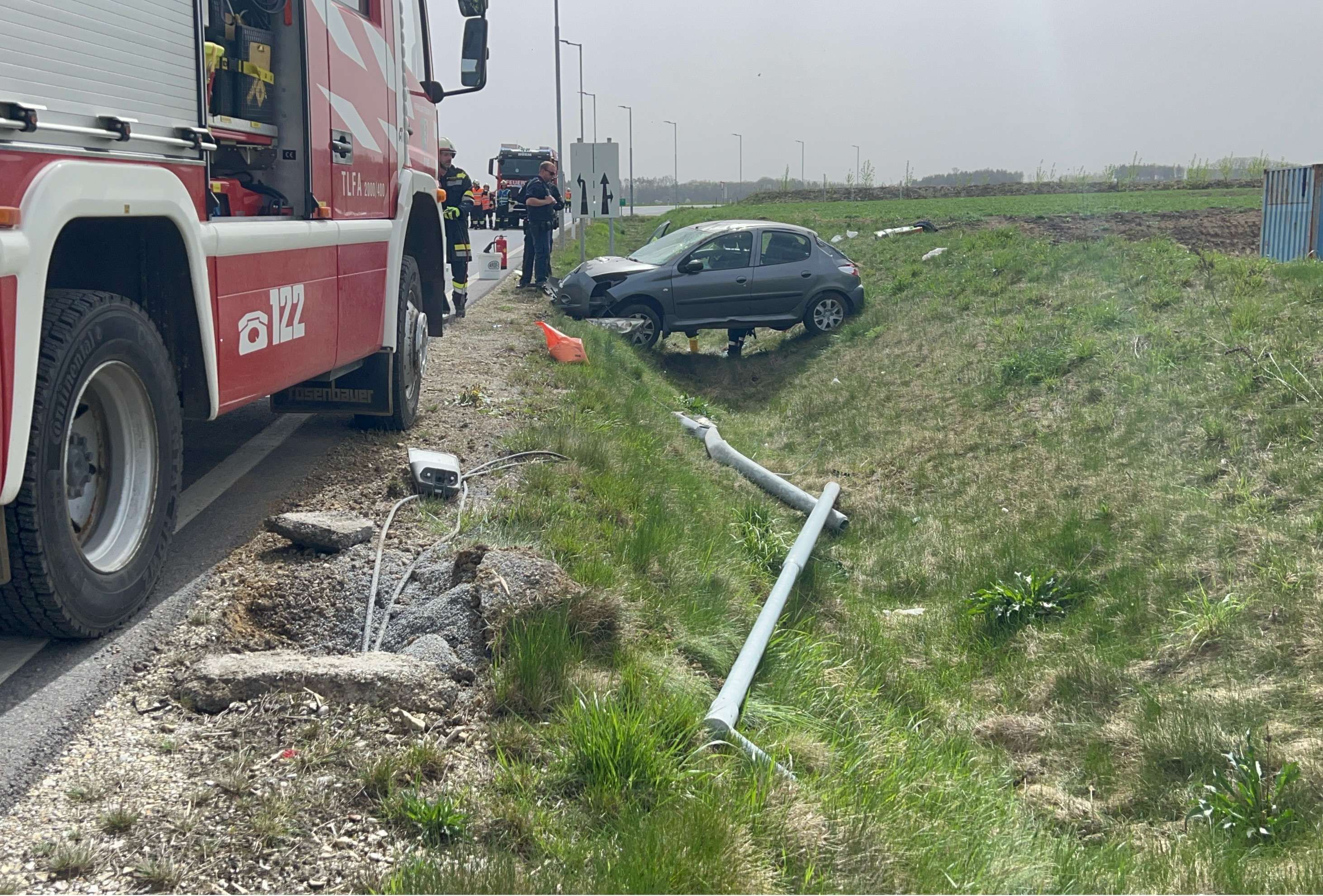 Der Lenker krachte gegen eine Straßenlaterne.
