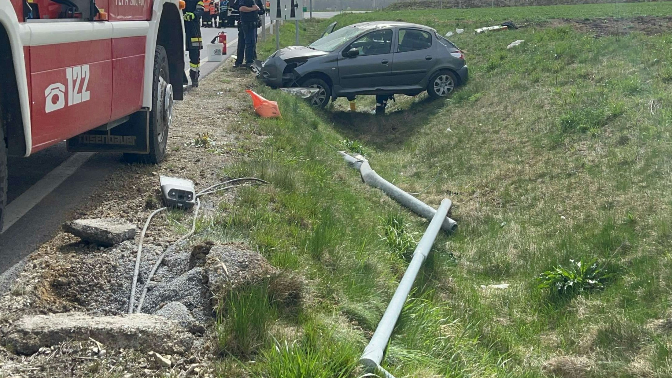 Heute.at - Lenker kommt von Straße ab, knickt Laterne völlig um