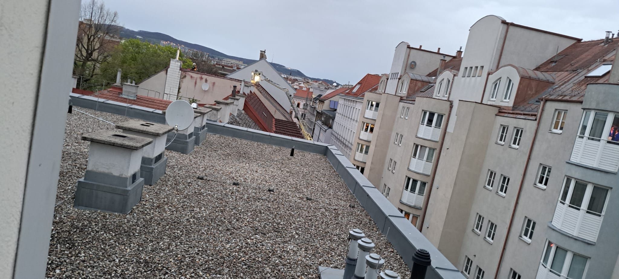 Die Feuerwehr muss aufgrund des starken Windes ein Dach neu festnageln.