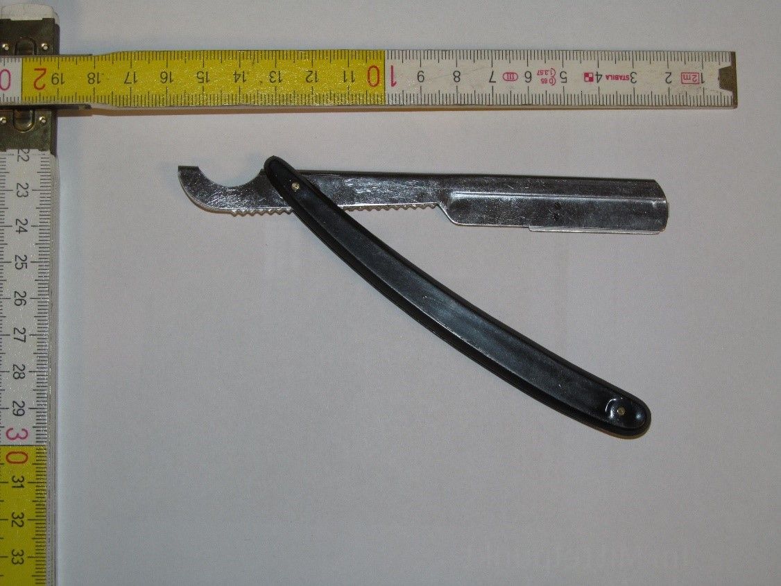 Mit diesem Rasiermesser soll der 28-Jährige die beiden Frauen bedroht haben.