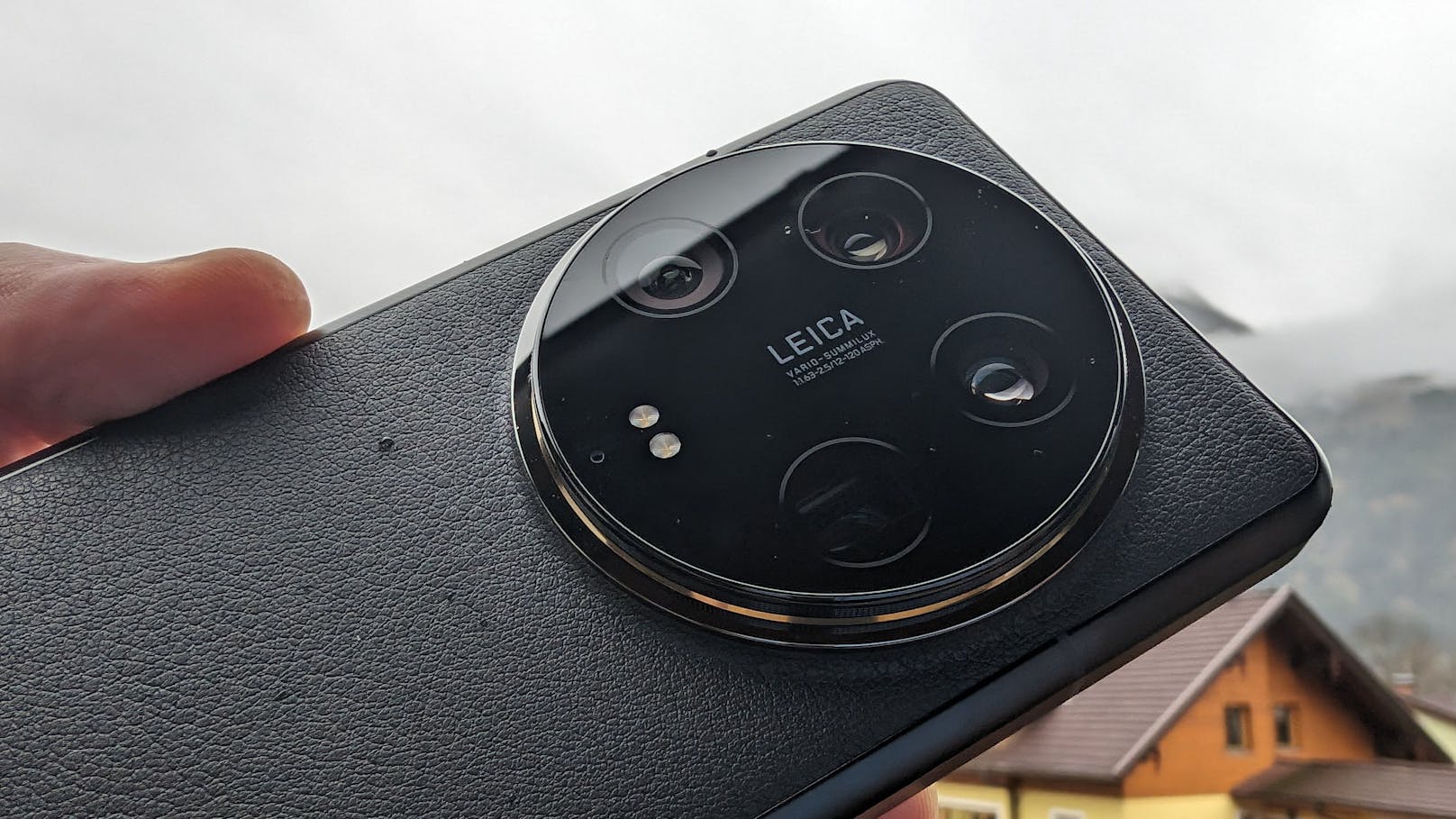 Hingucker beim Xiaomi 14 Ultra ist erneut das riesige, runde Kameramodul auf der Rückseite, aber auch das vegane Kunstleder des Rückens.