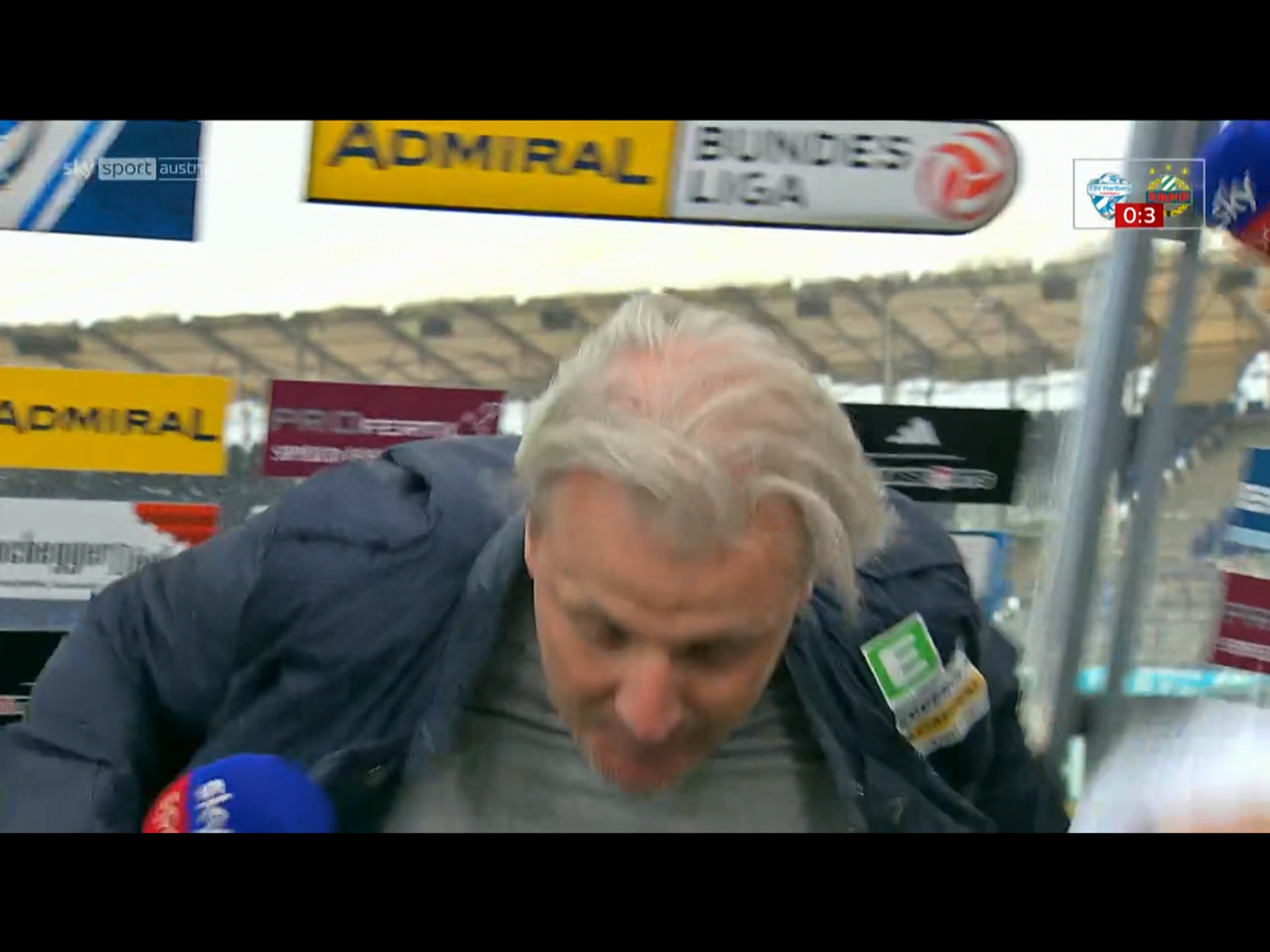 Markus Schopp wird von der Werbetafel getroffen.