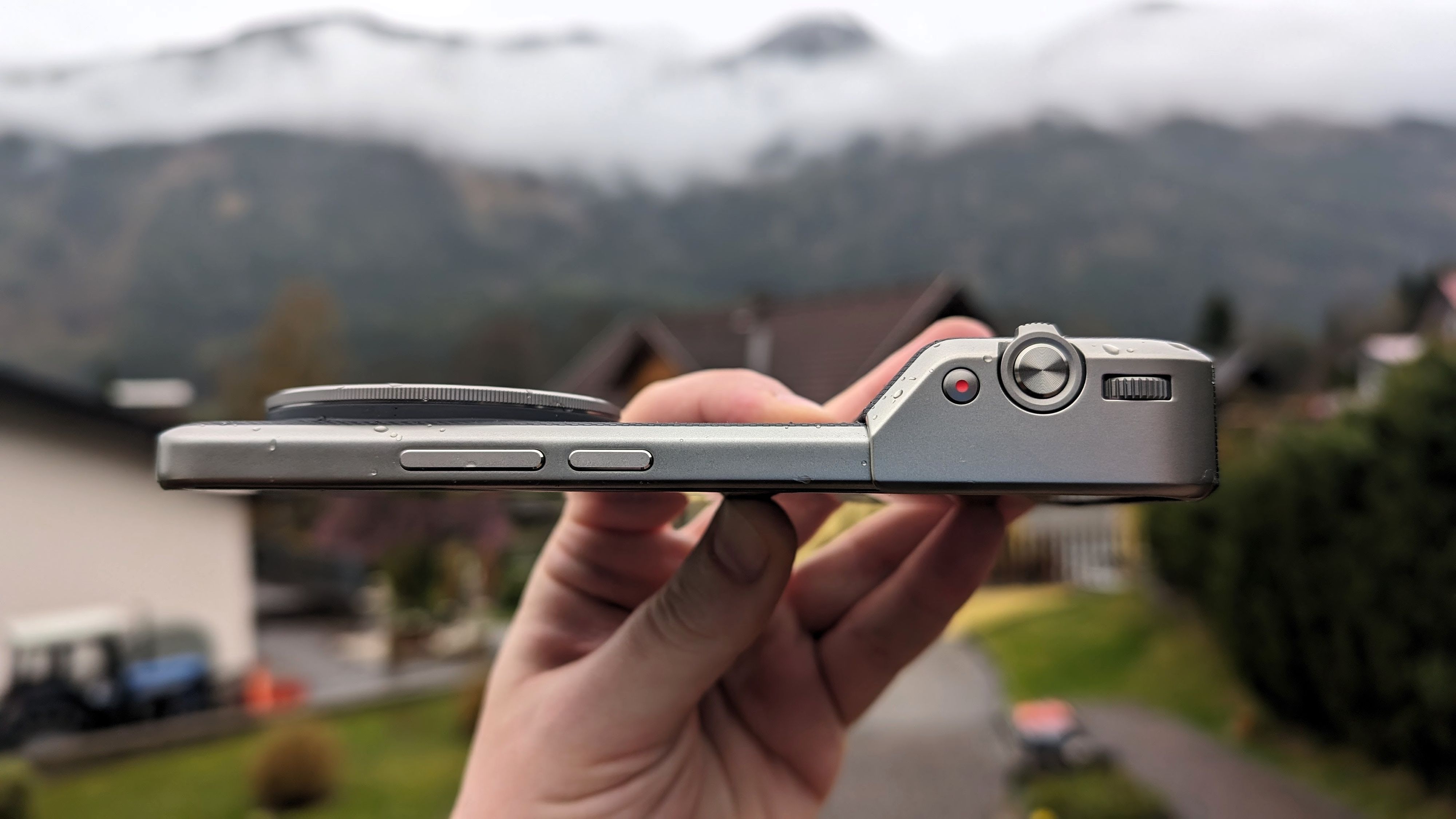 Das Photography Kit spendiert dem Ultra einen zusätzlichen Akku sowie physische Kamera-Tasten und ein Einstellungsrad.