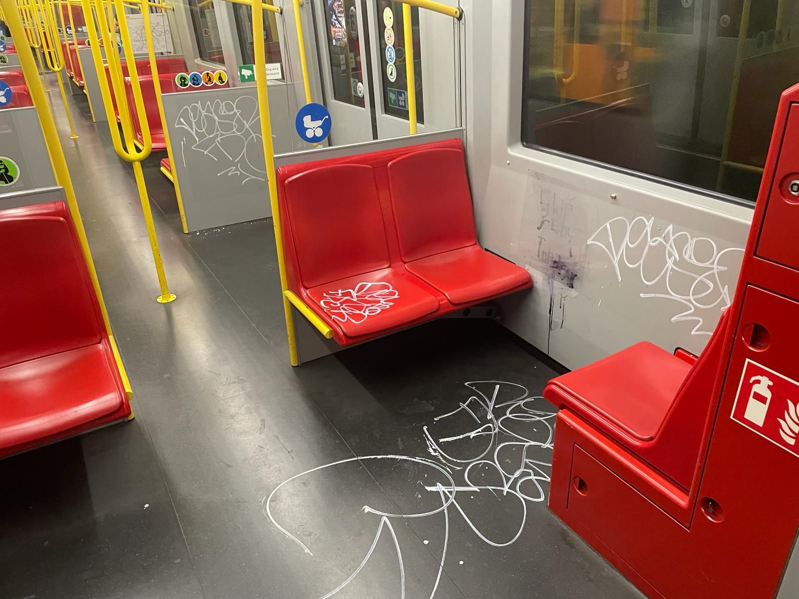 Ein Waggon der Wiener U-Bahn wurde übers Osterwochenende mit Graffiti beschmiert. 