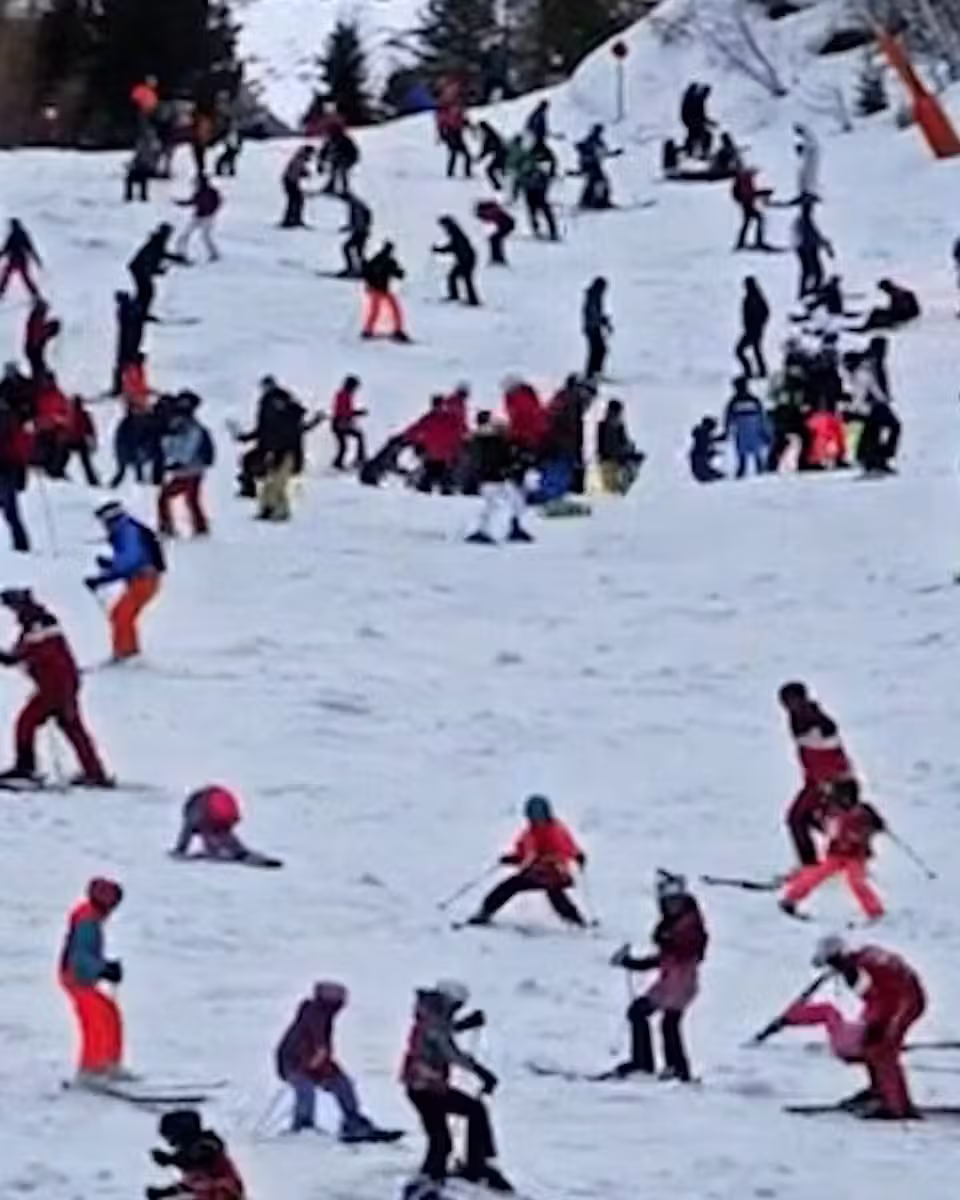 Dichtes Gedränge auf der Talabfahrt in Ischgl am Ostersonntag 2024.