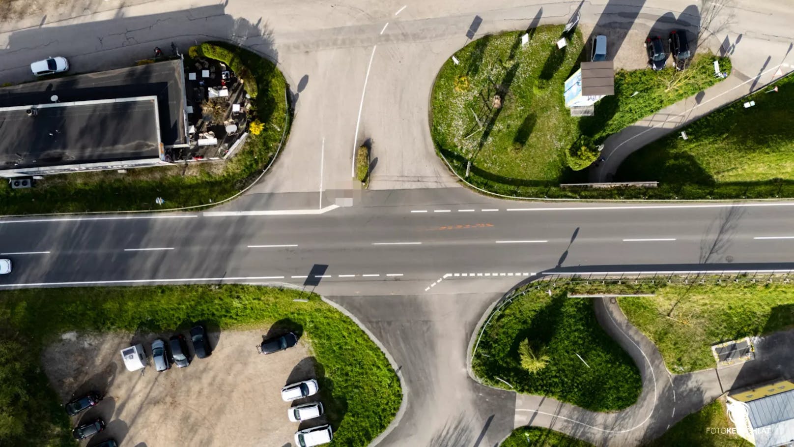 Ein zunächst unbekannter Autofahrer lenkte am Ostersonntag um 14.30 Uhr seinen Pkw entlang der B3 aus Mauthausen kommend Richtung Linz. Zeitgleich querte eine 86-Jährige aus dem Bezirk Perg <a data-li-document-ref="120028553" href="https://www.heute.at/s/frau-von-pkw-erfasst-und-getoetet-lenker-faehrt-davon-120028553">gemeinsam mit ihrem Ehemann</a> die dortige Straße im Gemeindegebiet Luftenberg.