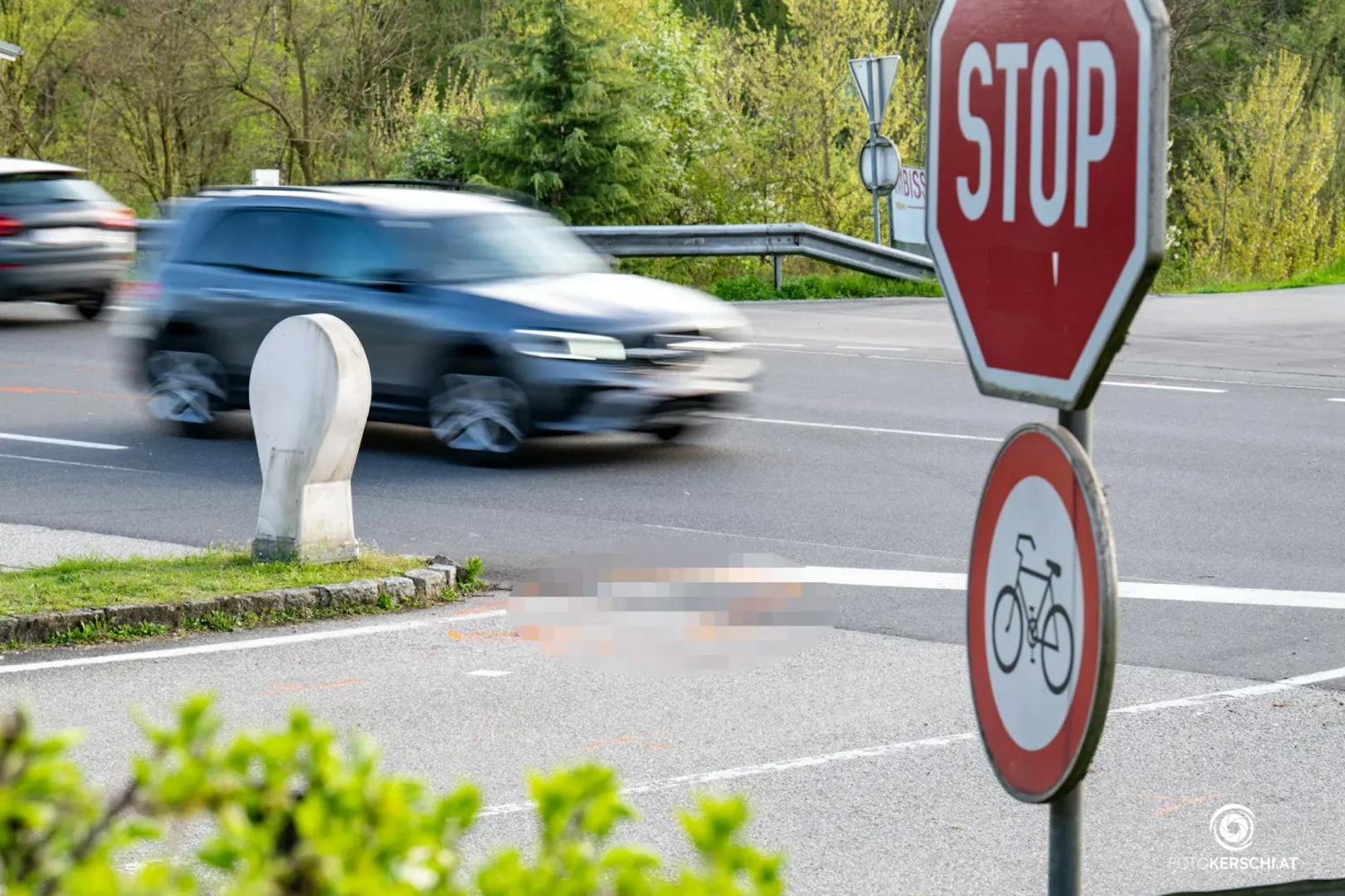 Nachdem sie sich vergewissert hatten, dass sich kein Fahrzeug näherte, gingen die beiden los. Sie war etwa einen Meter vor ihrem Mann, als sich plötzlich ein Pkw von rechts annäherte und die Fußgängerin erfasste. Dadurch wurde sie auf die gegenüberliegende Fahrbahn Richtung der Kreuzung "Im Fall" der B3 geschleudert.