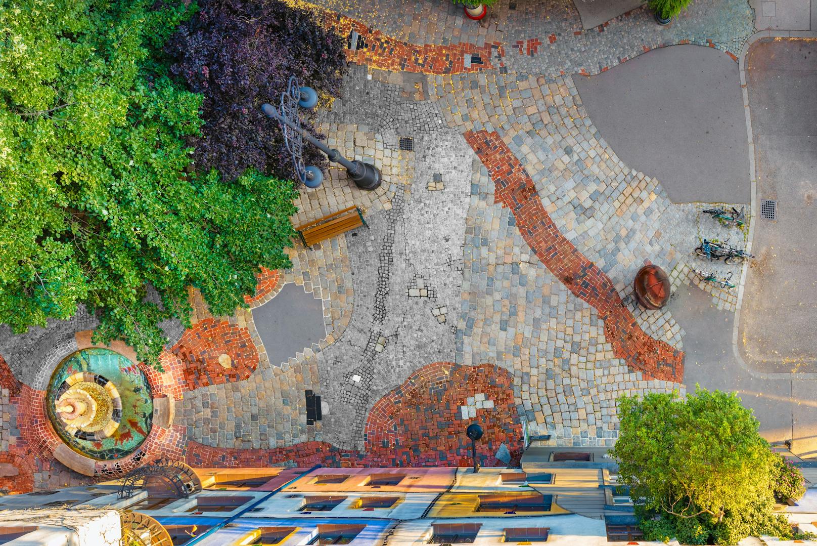 Hundertwasser entwickelte seinen eigenen Stil, der sich durch unregelmäßige Linien, Spiralen und lebhafte Farben auszeichnet.