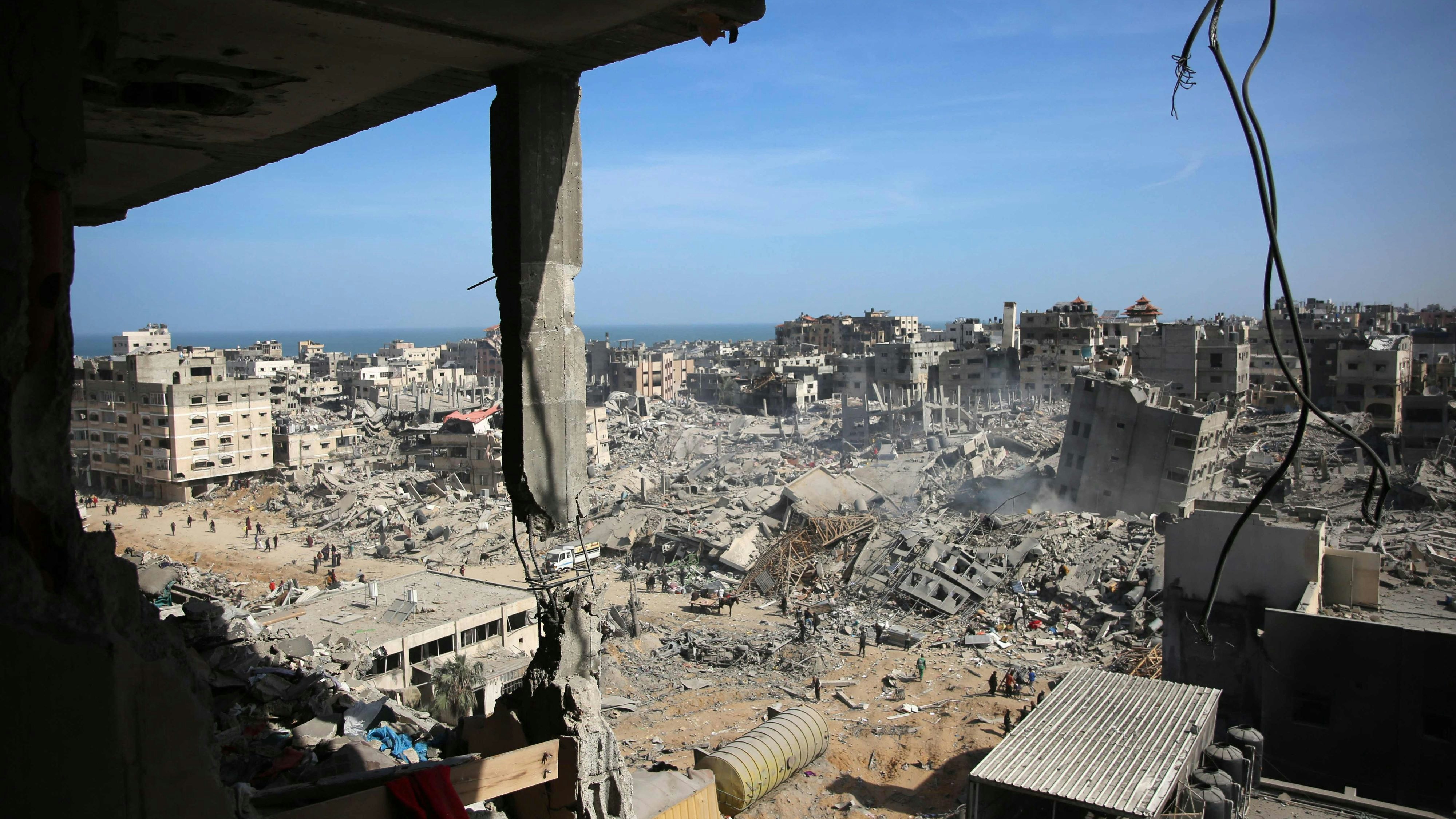 Download von www.picturedesk.com am 01.04.2024 (17:57).  A general view shows the damage in the area surrounding Gaza's Al-Shifa hospital after the Israeli military withdrew from the complex housing the hospital on April 1, 2024, amid the ongoing battles Israel and the Hamas militant group. (Photo by AFP) - 20240401_PD2181 - Rechteinfo: Rights Managed (RM) Nur für redaktionelle Nutzung! Werbliche Nutzung erfordert Freigabe: bitte schicken Sie uns eine Anfrage.