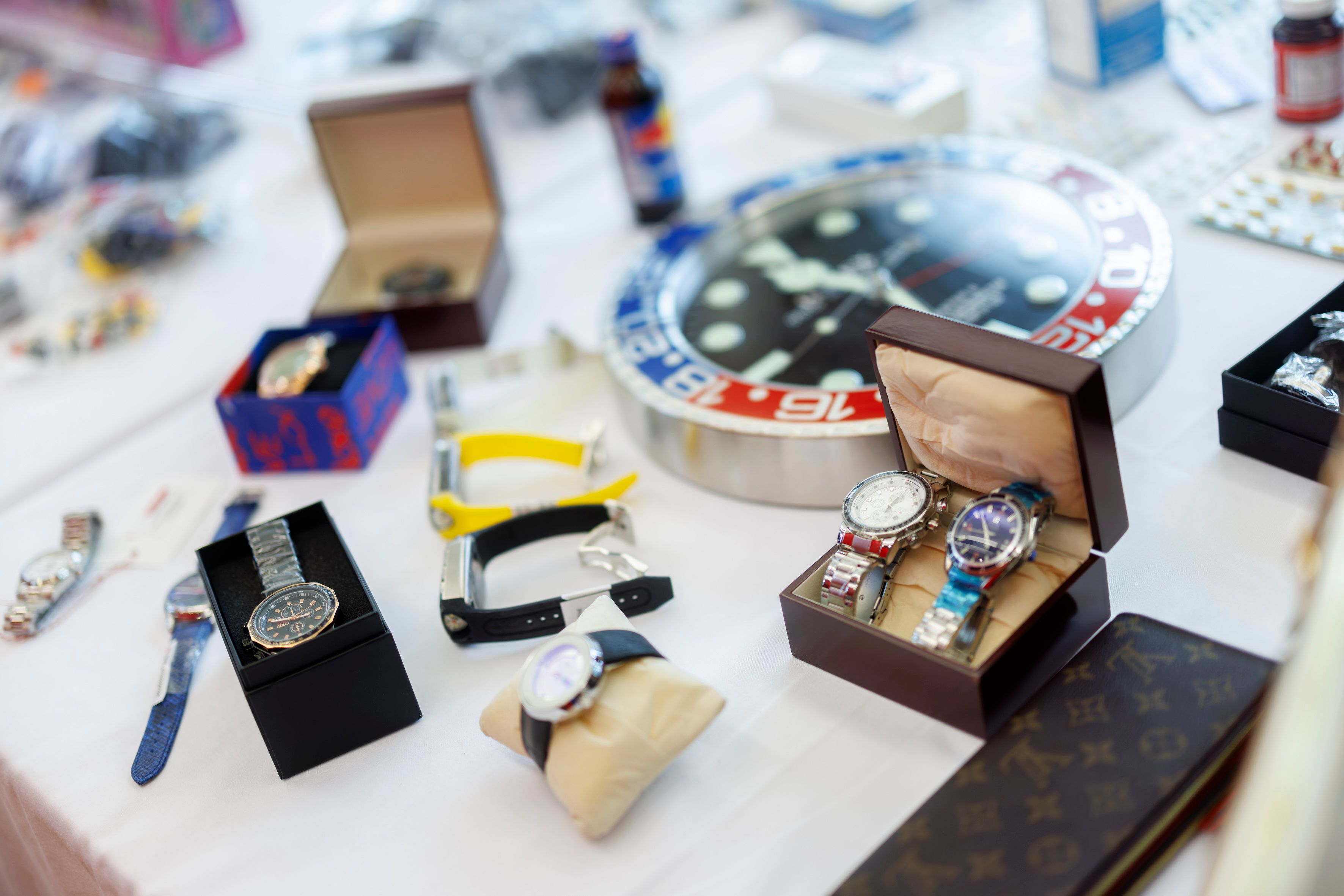 Zoll zog gefälschte Luxusuhren aus dem Verkehr. 