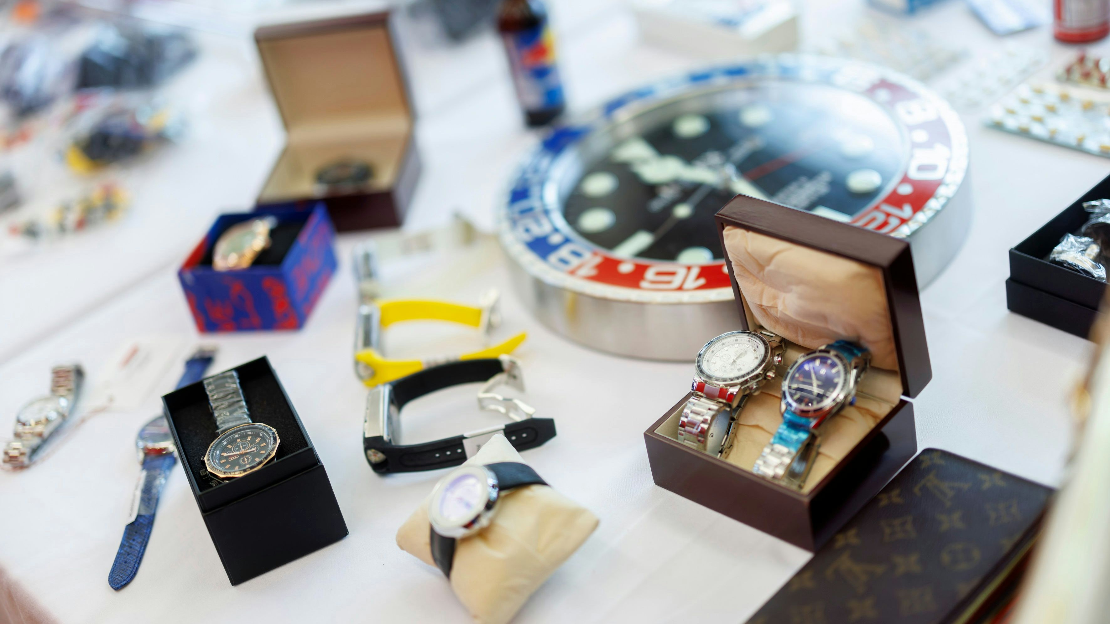 Heute.at - Fake-Rolex und sogar WM-Pokal von Zoll beschlagnahmt