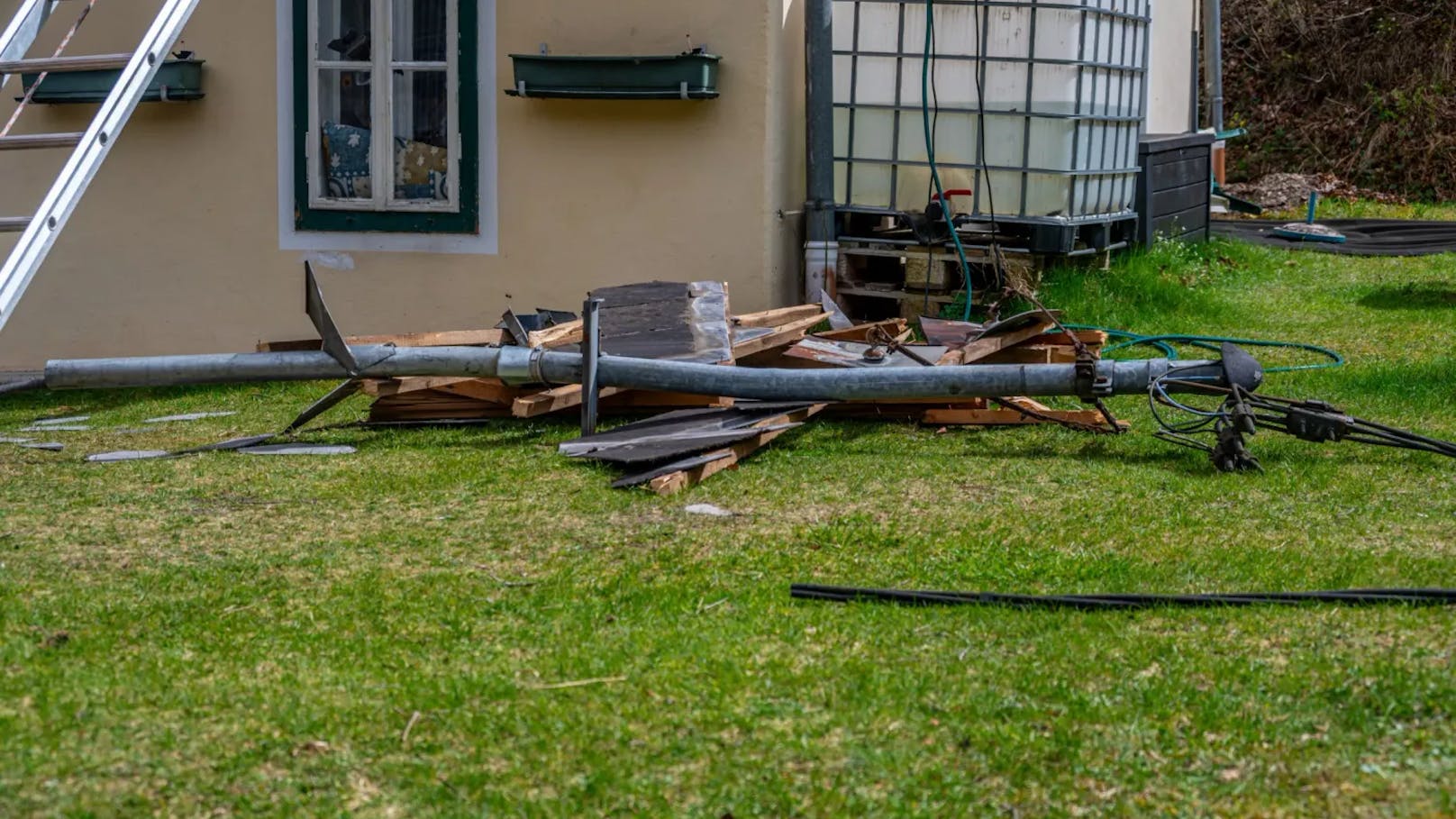 Vom Sturm heruntergerissene Dachschindeln