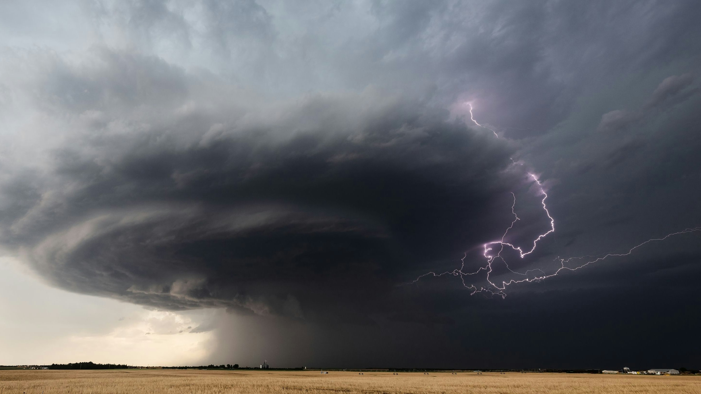 Ein Sturm fegt am Ostermontag über das Land.