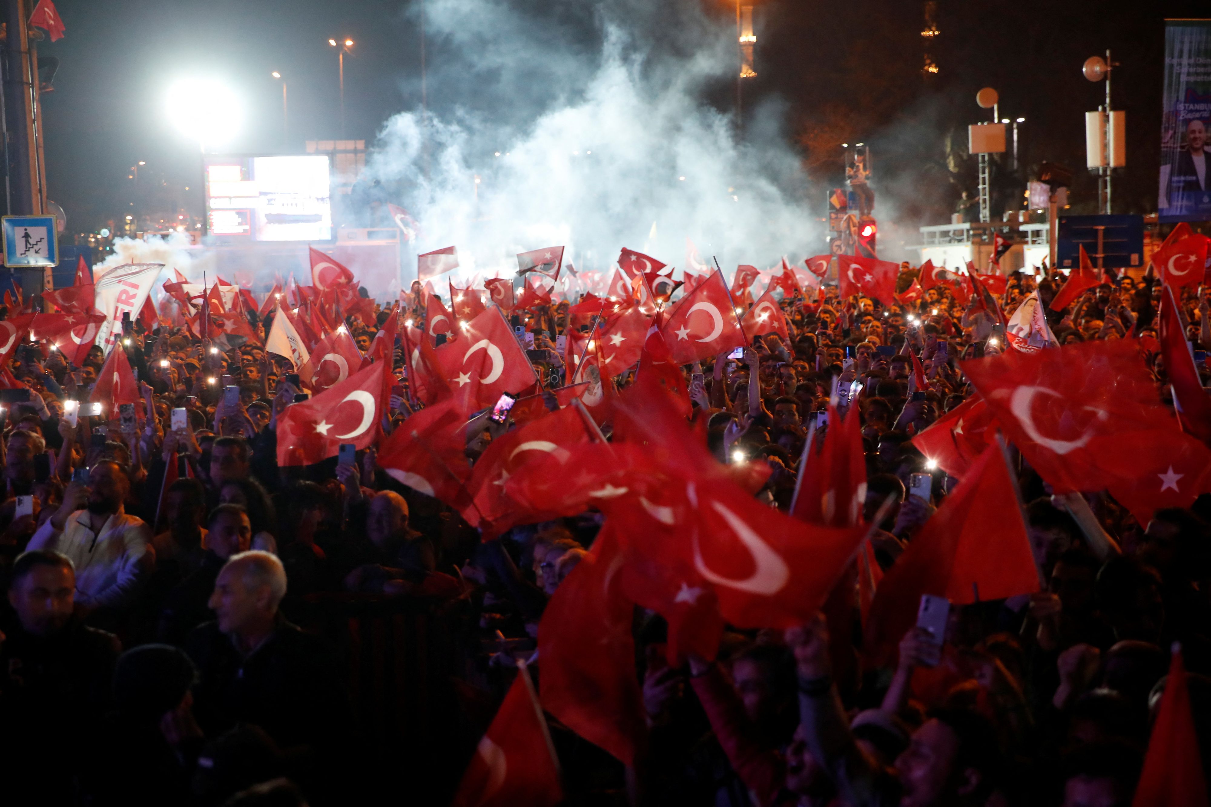 Anhänger von Ekrem Imamoglu (CHP) feiern die Ergebnisse der Bürgermeisterwahl in Istanbul am 1. April 2024.