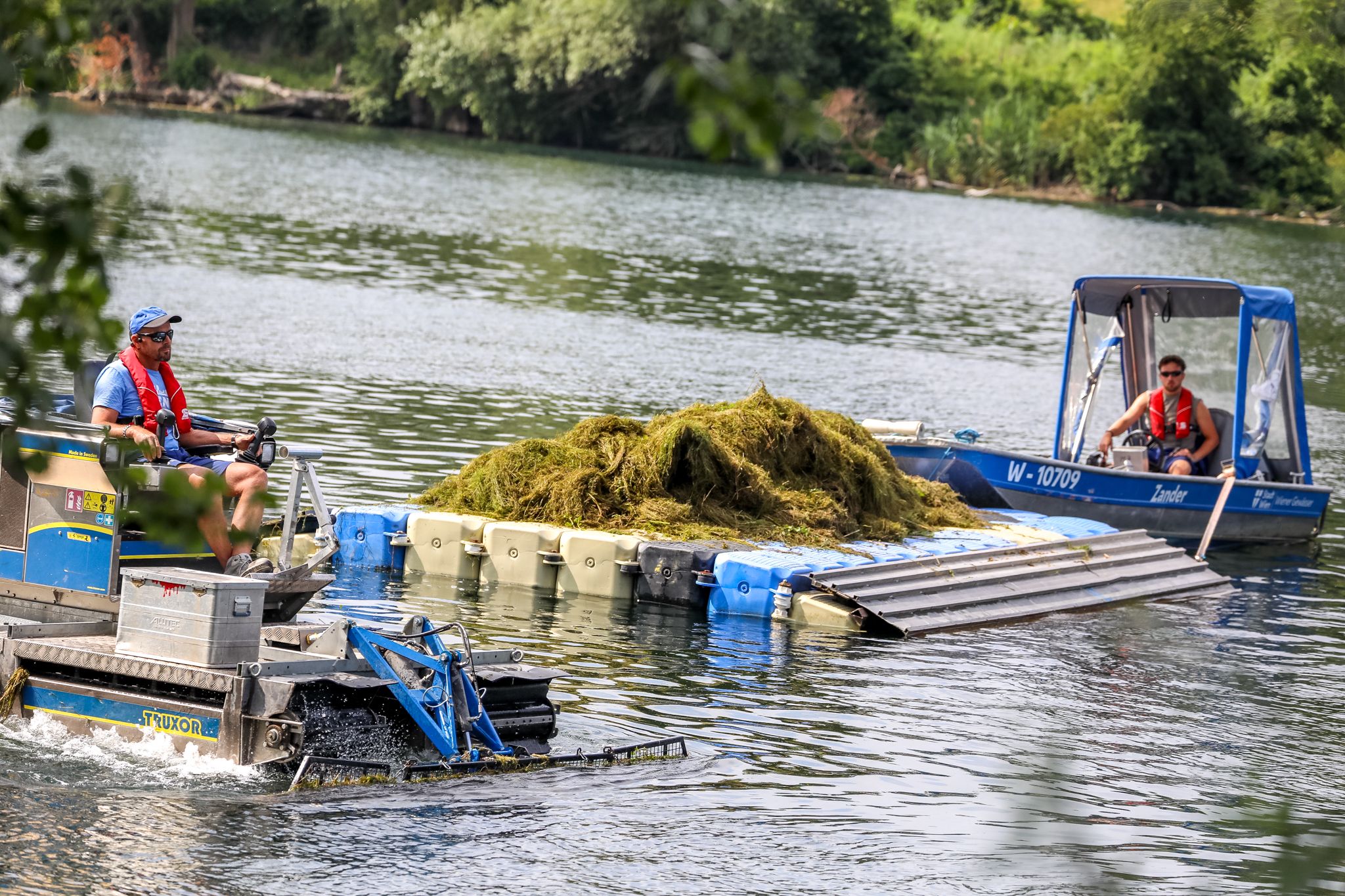 Mähboote im Einsatz auf der Alten Donau.