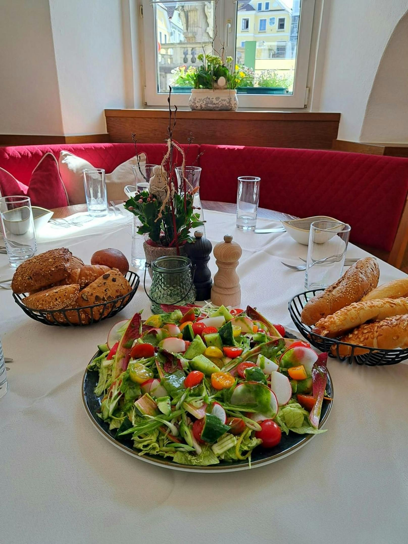 Brauhotel Weitra: Salatkreation mit frischem Gebäck.