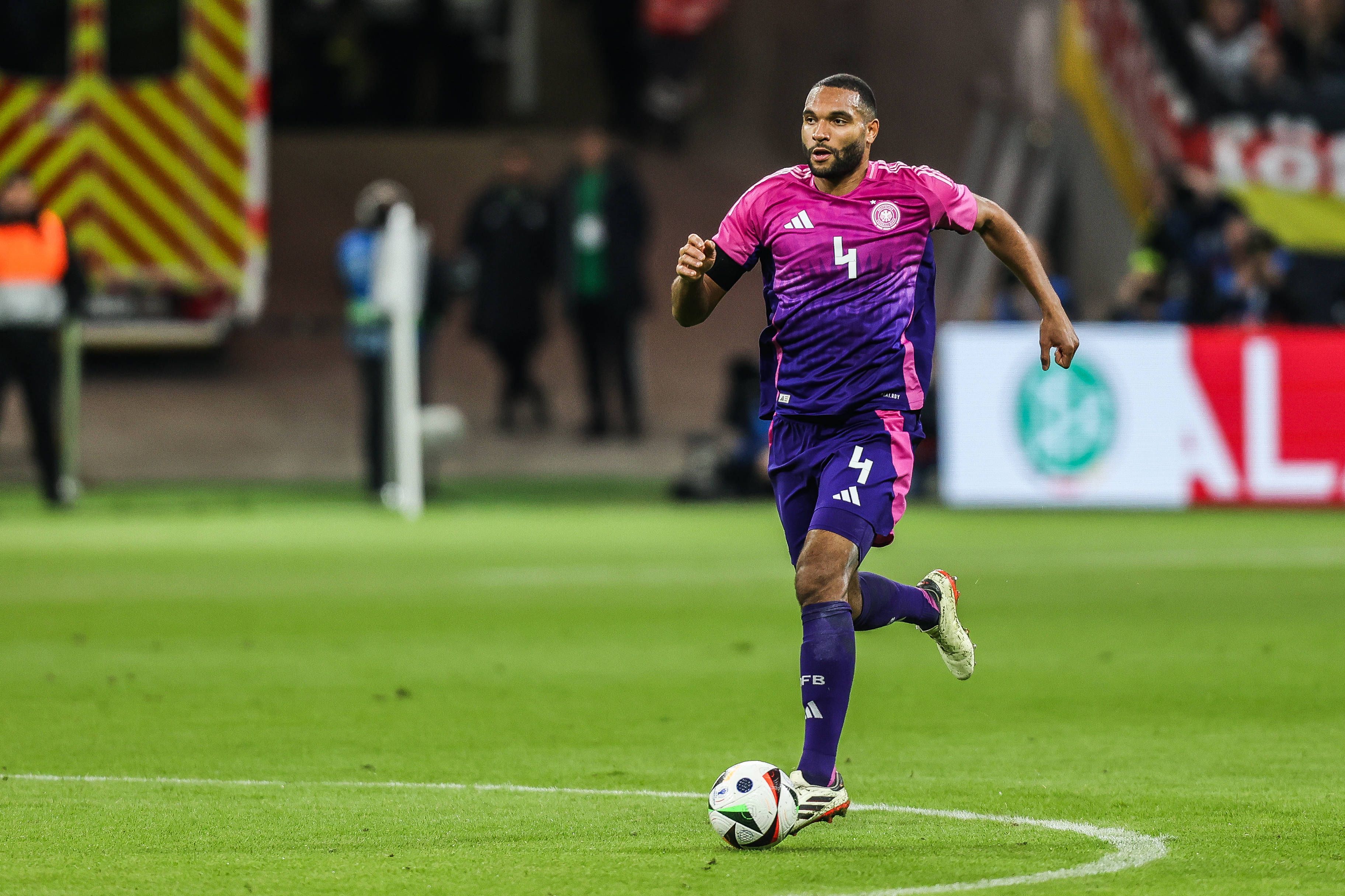 Deutschlands Jonathan Tah mit der Rückennummer 4.