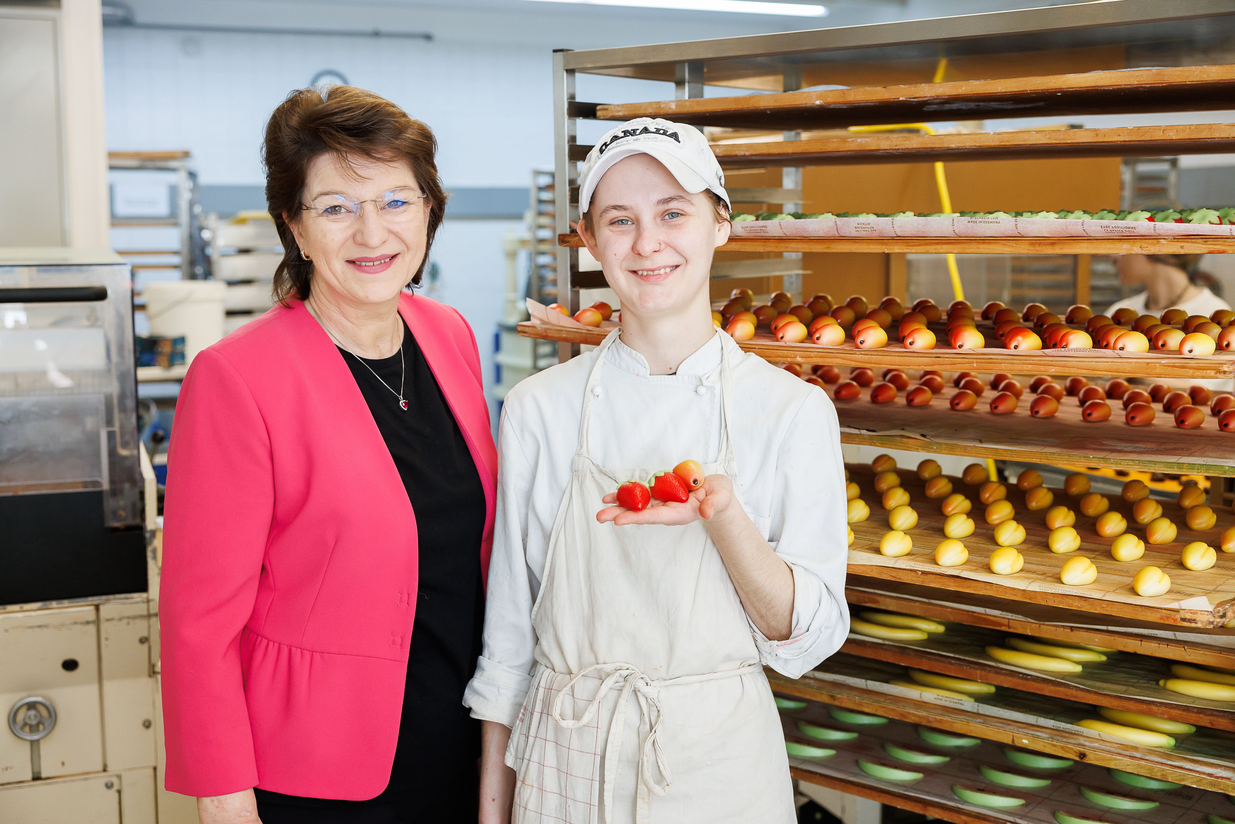 Sparten-Obfrau Maria Smodics-Neumann ist stolz auf Lehrlinge wie Linda Schörg, die im Herbst ihre Ausbildung abschließt.
