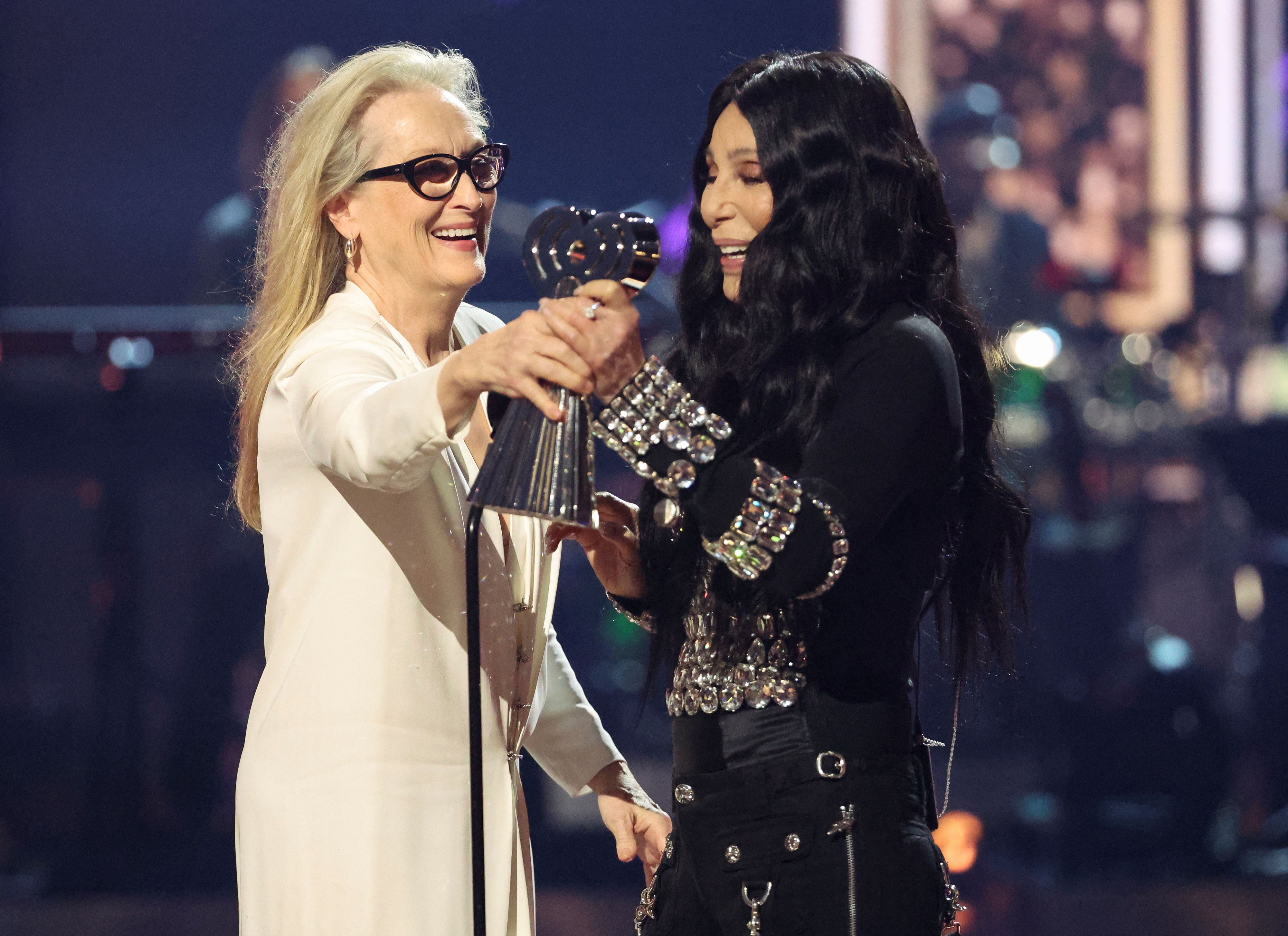 Meryl Streep überreichte ihrer Freundin Cher den Icon-Award bei der iHeartRadio-Gala in Los Angeles.&nbsp;