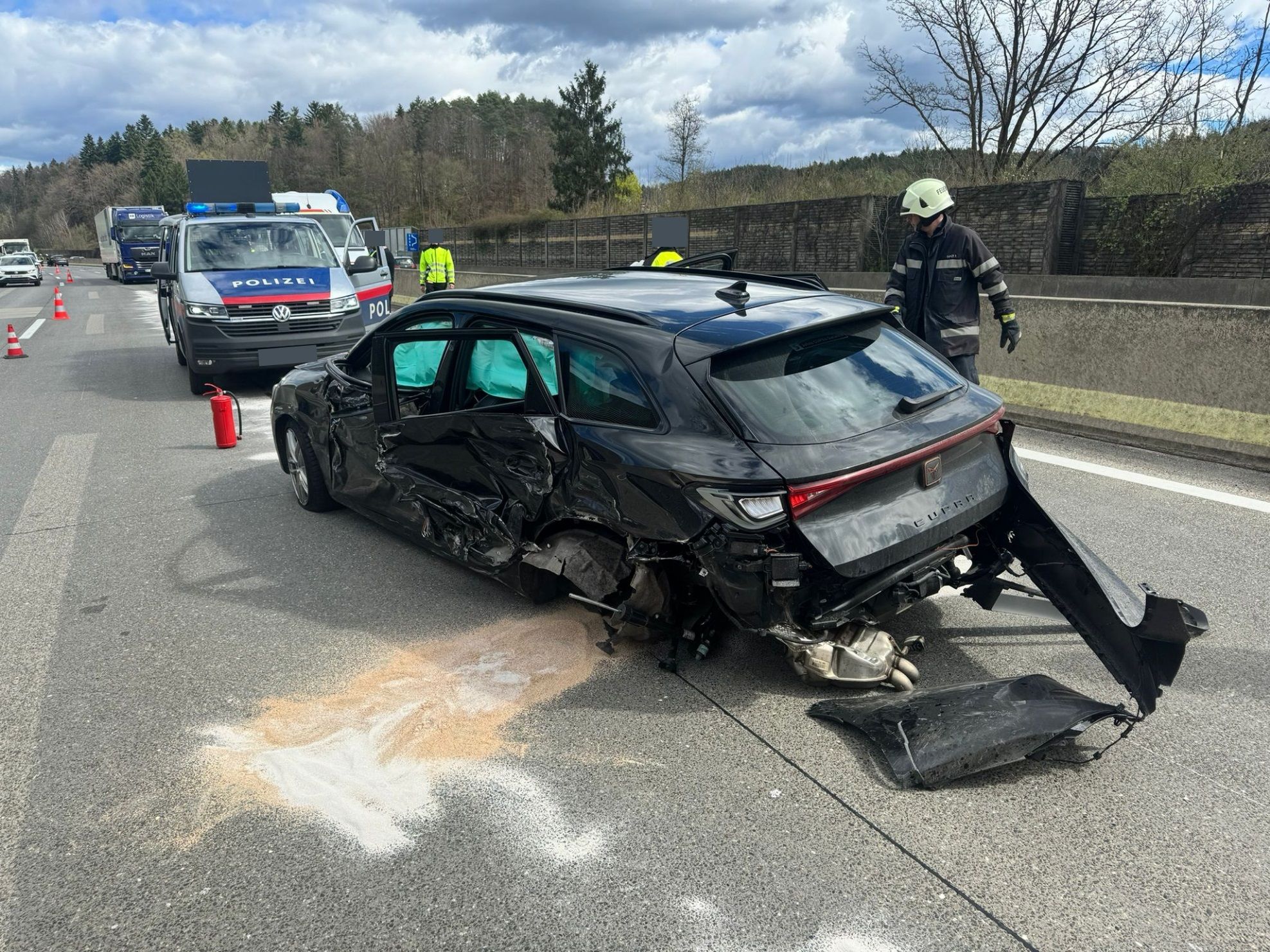 Das Wrack eines beteiligten Autos des Geisterfahrercrashs bei Graz am 2. April 2024.